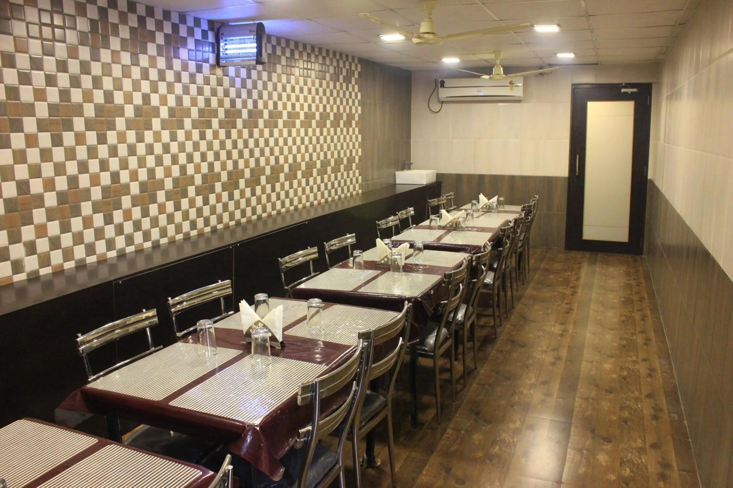 Restaurant/places to eat in Hotel Fortune