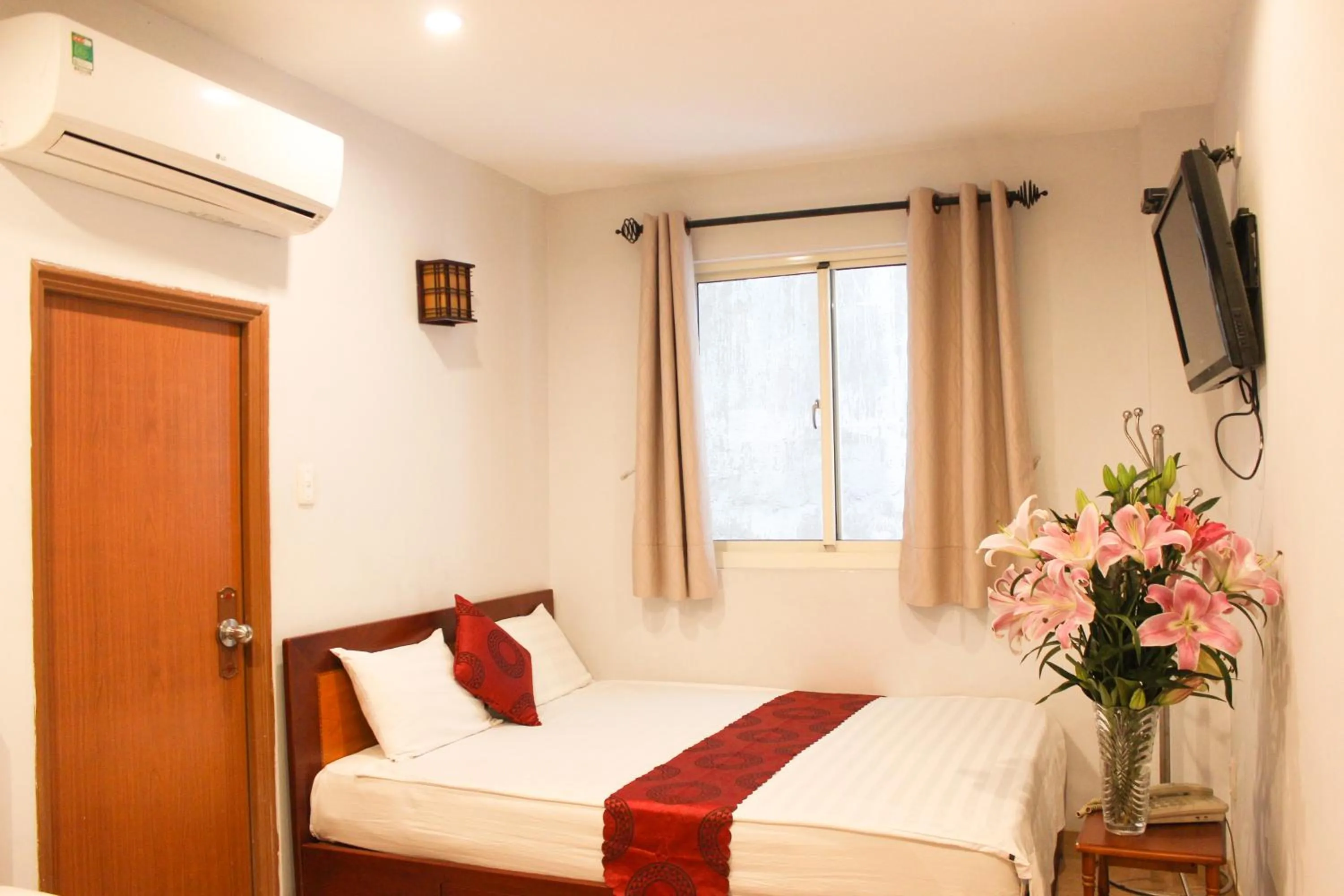 Photo of the whole room, Bed in Sao Nam Hotel - Bui Vien Walking Street