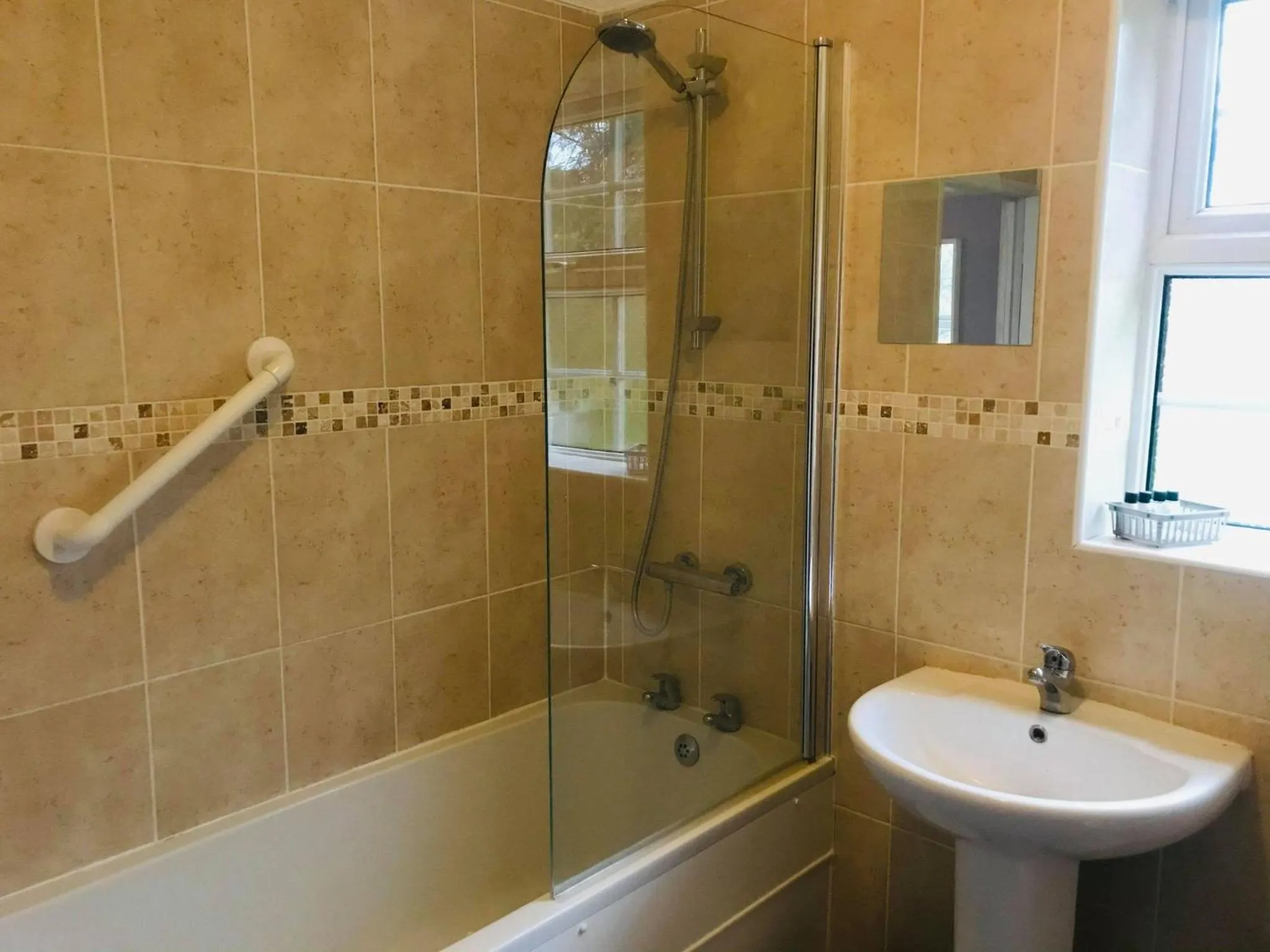 Shower in White Horse Farm Inn