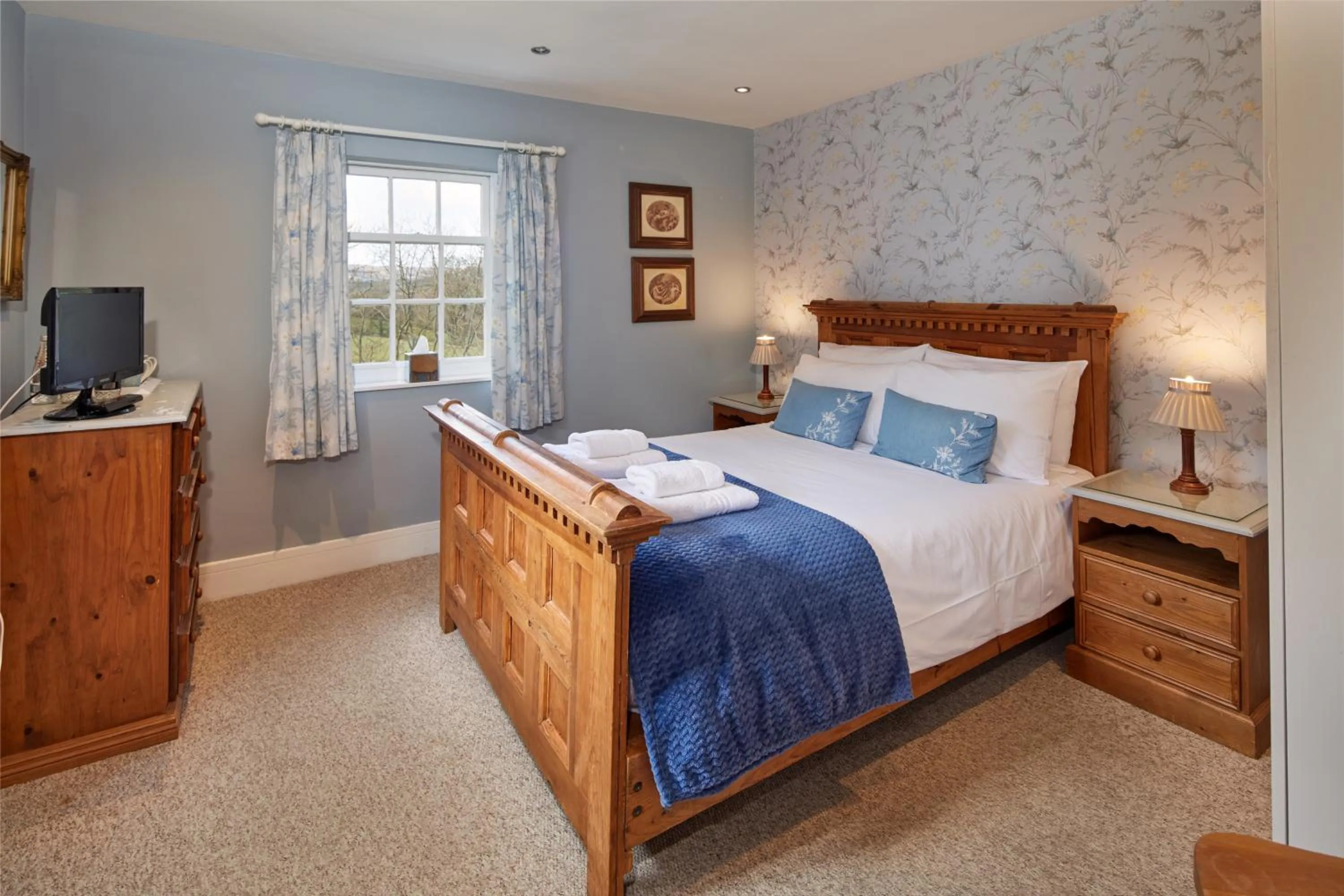 Bed in White Horse Farm Inn