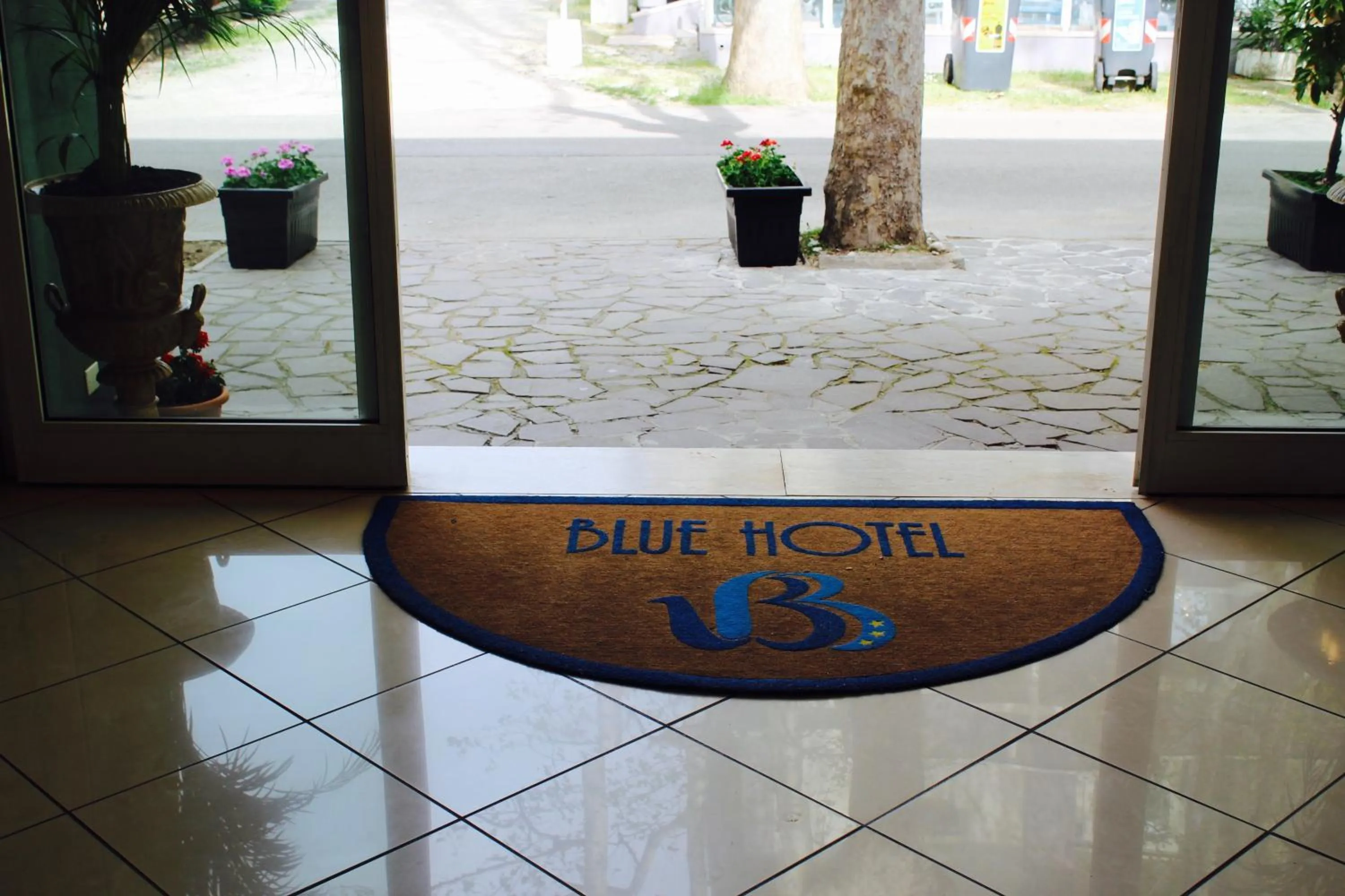 Text overlay in Blue Hotel