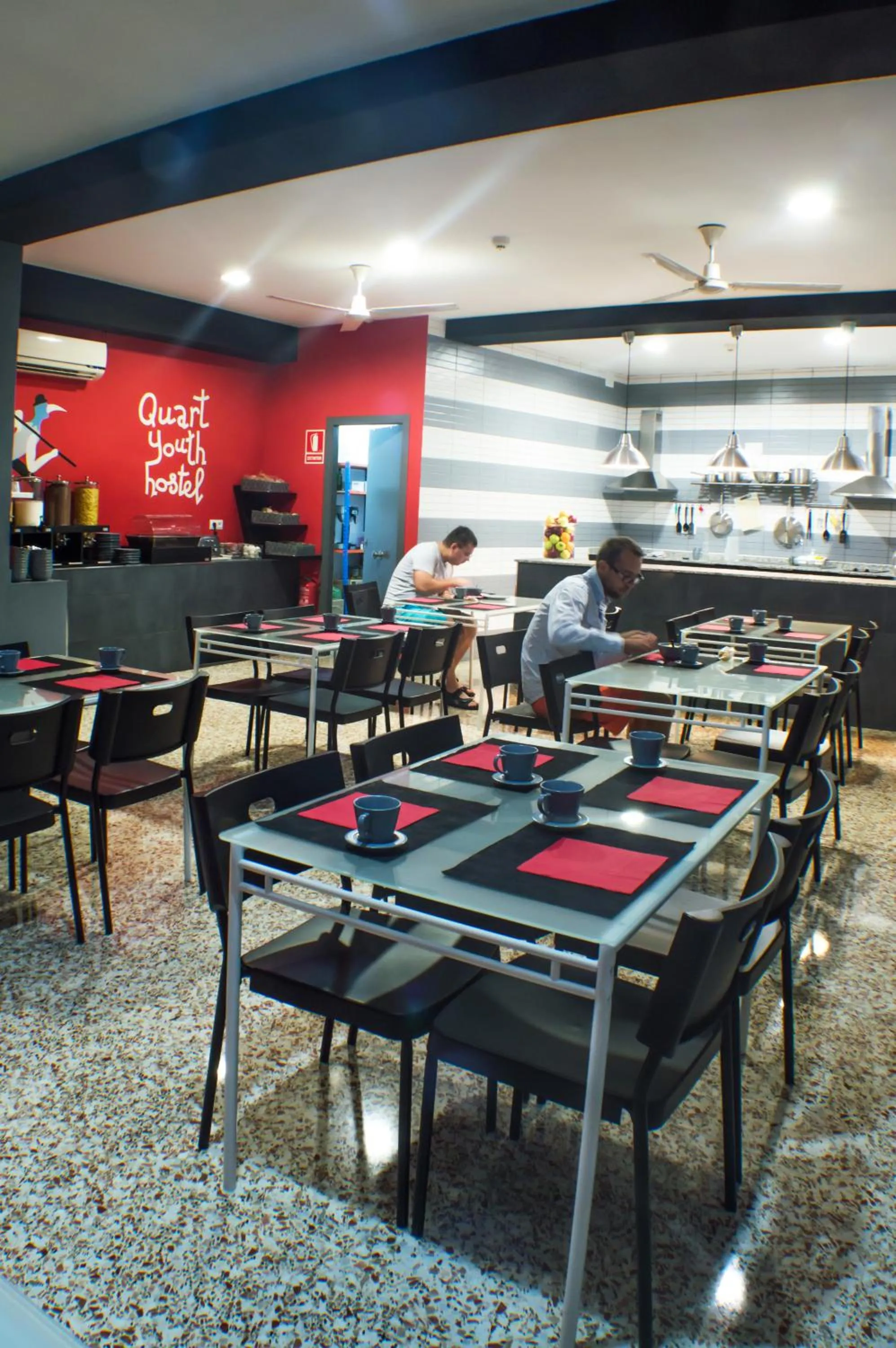 Restaurant/places to eat in Quart Youth Hostel & Apartments