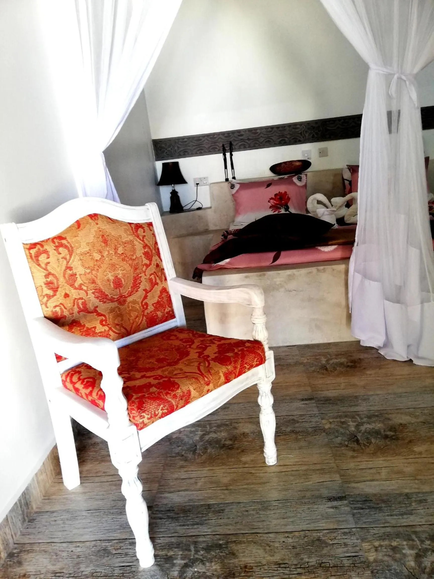 Photo of the whole room, Bed in Peter Pan Beach Lodge