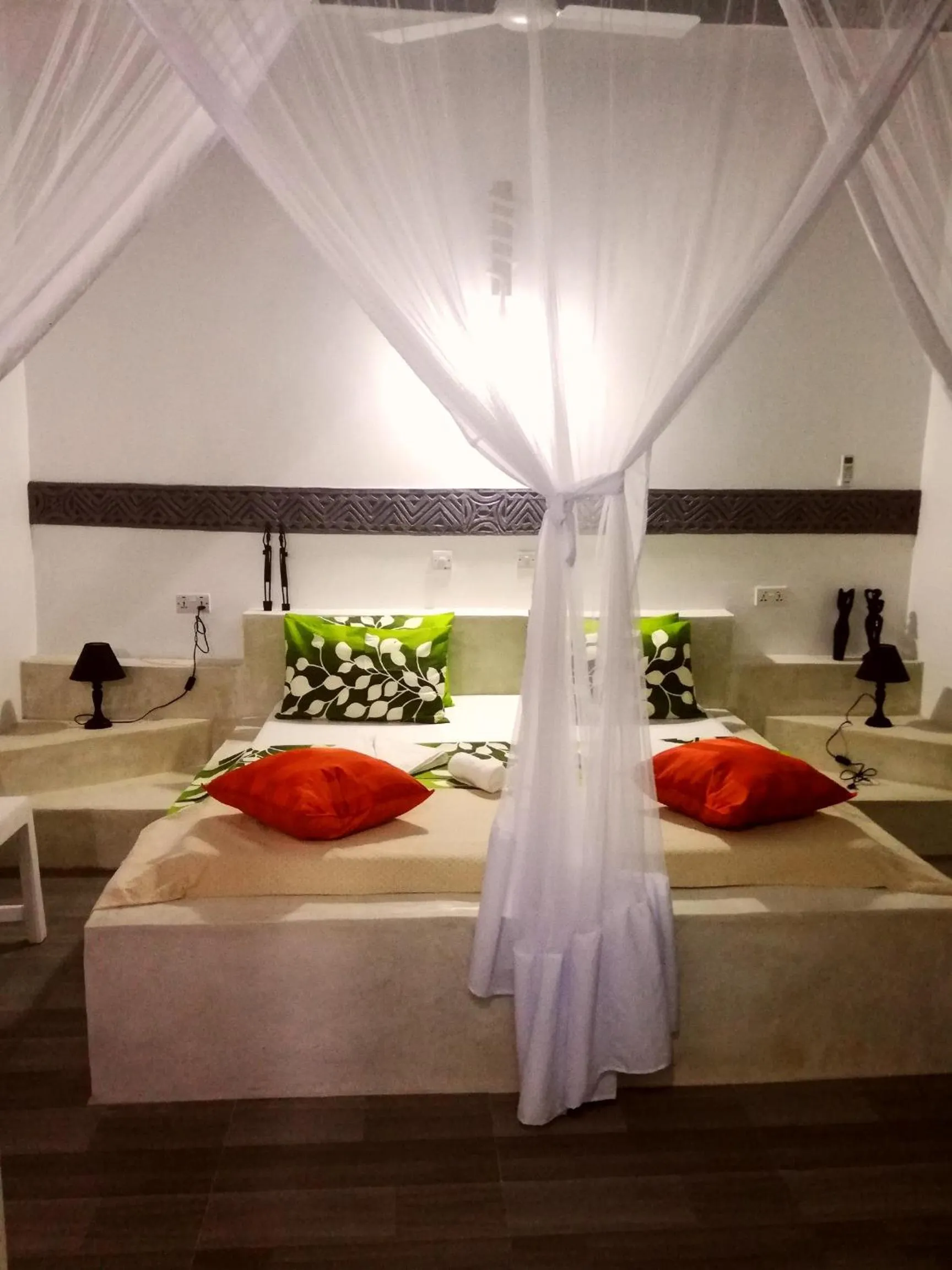 Photo of the whole room, Bed in Peter Pan Beach Lodge