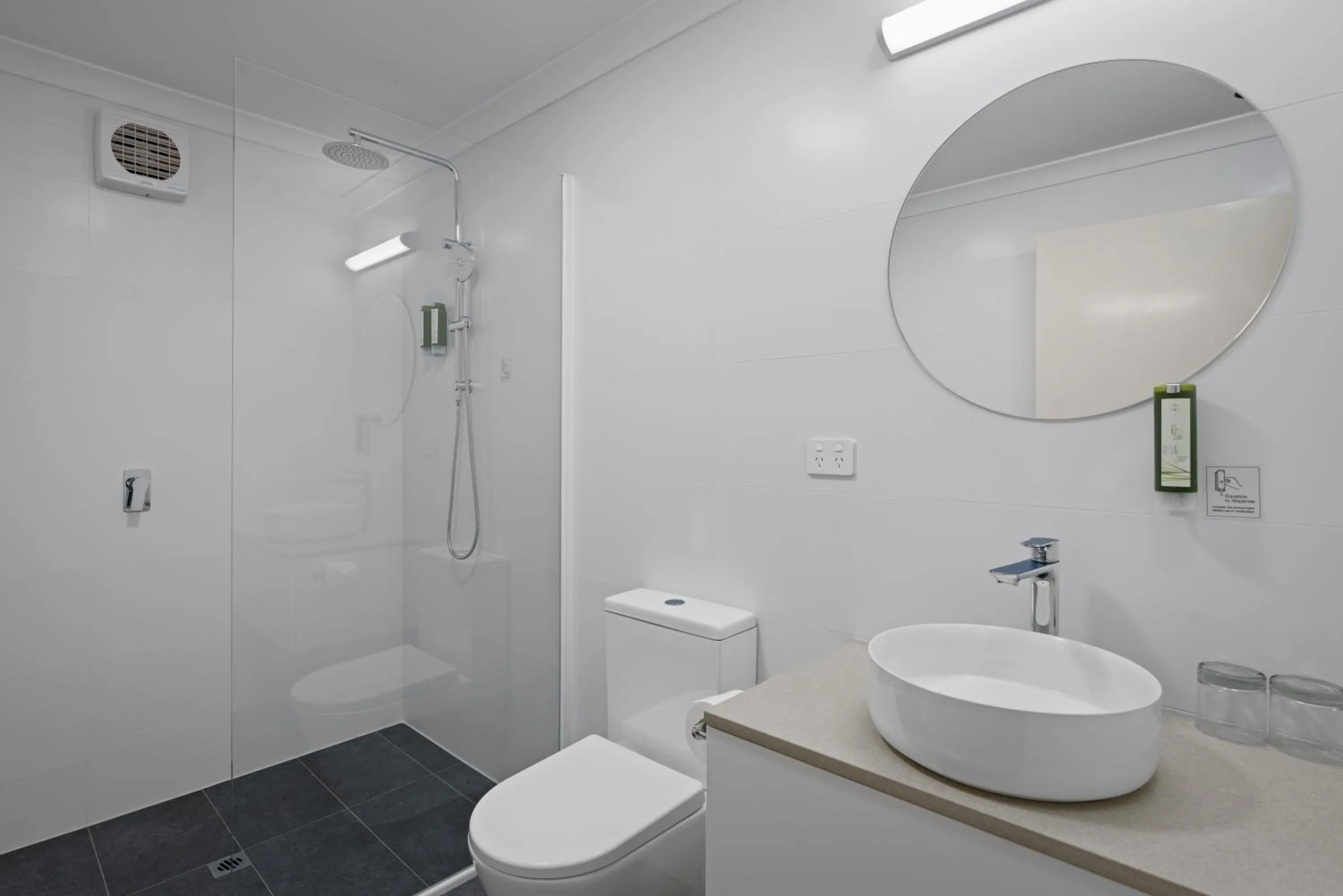 Toilet in Broadwater Resort Como