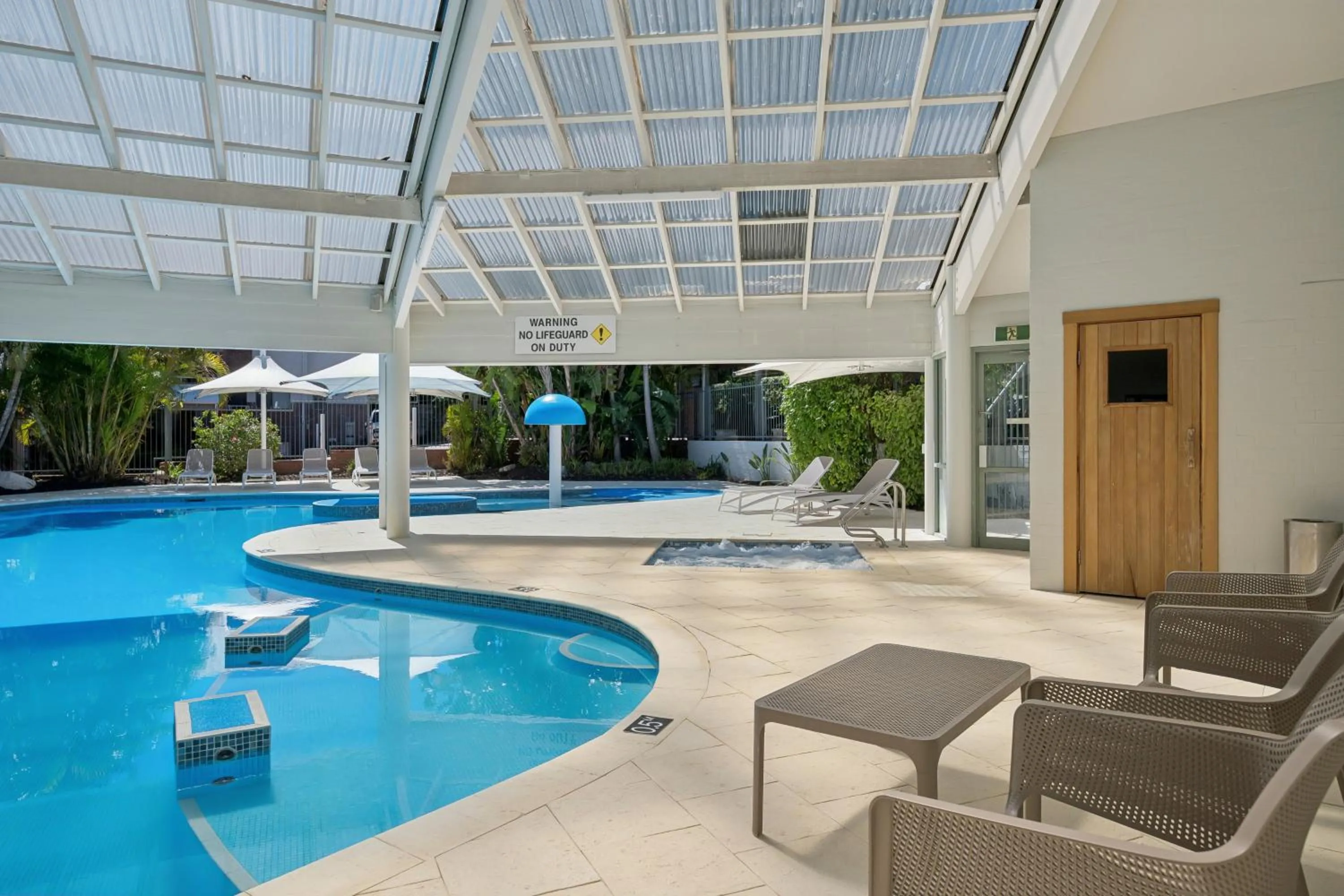 Swimming pool in Broadwater Resort Como