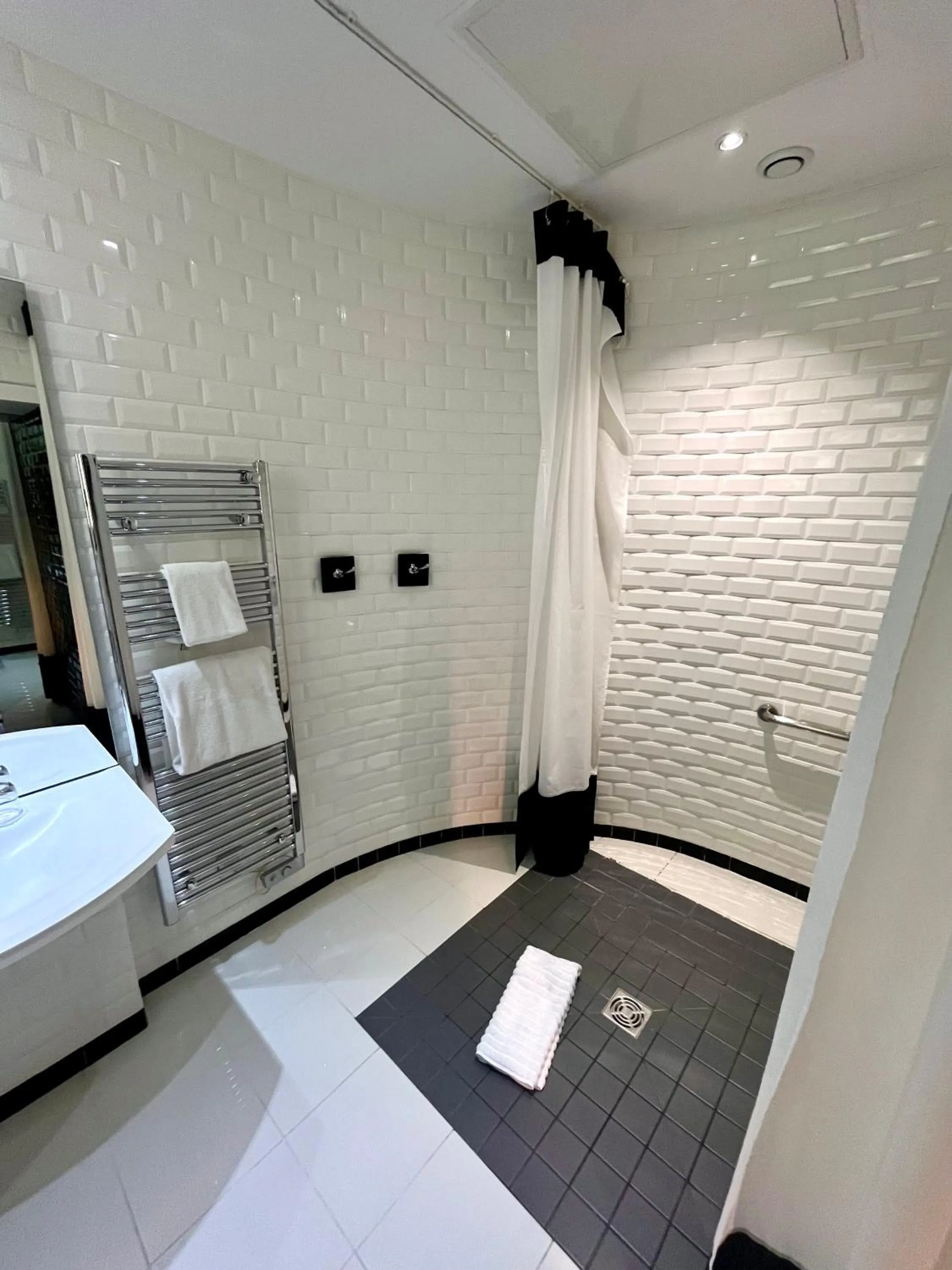 Bathroom, Bed in Art Hotel