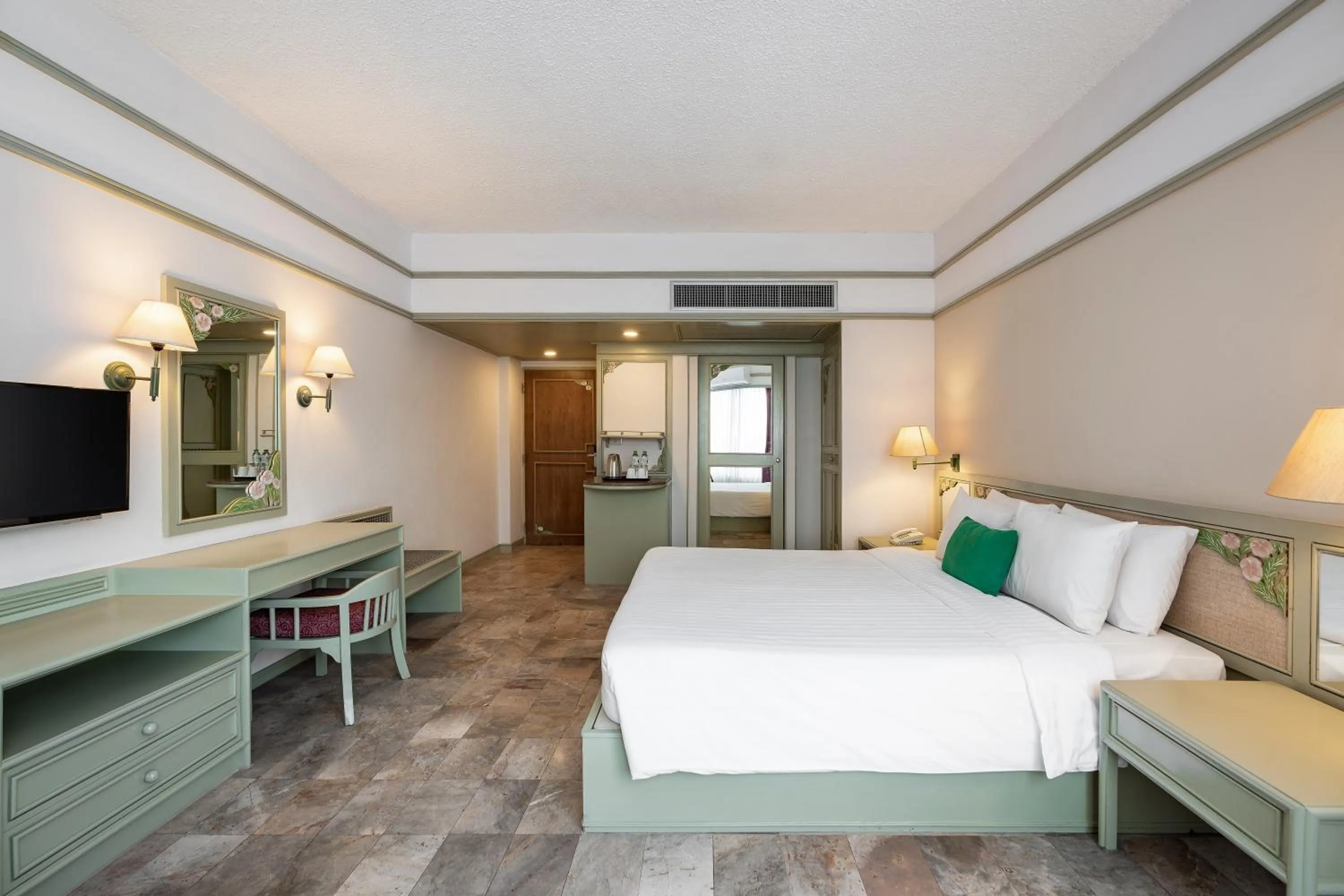 Bedroom, Bed in Cholchan Pattaya Beach Resort - SHA Extra Plus