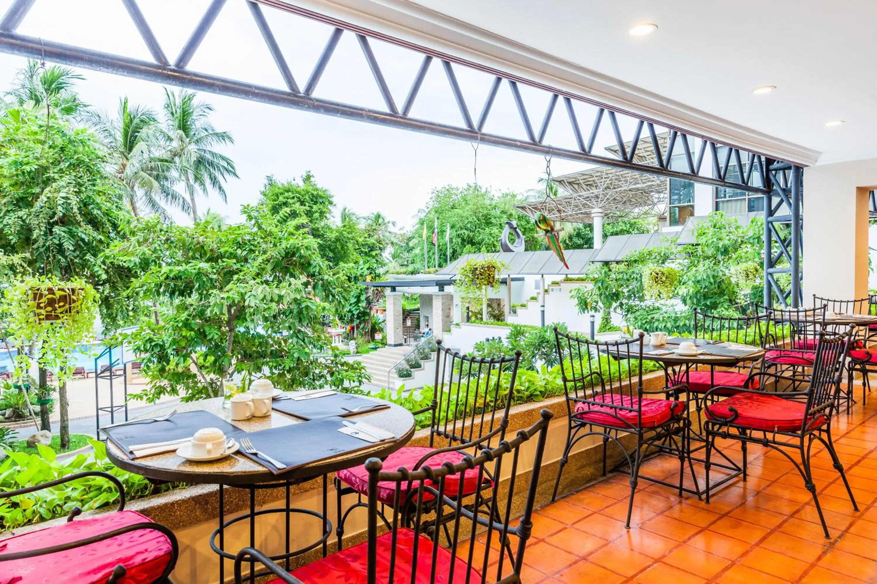 Restaurant/places to eat in Cholchan Pattaya Beach Resort - SHA Extra Plus