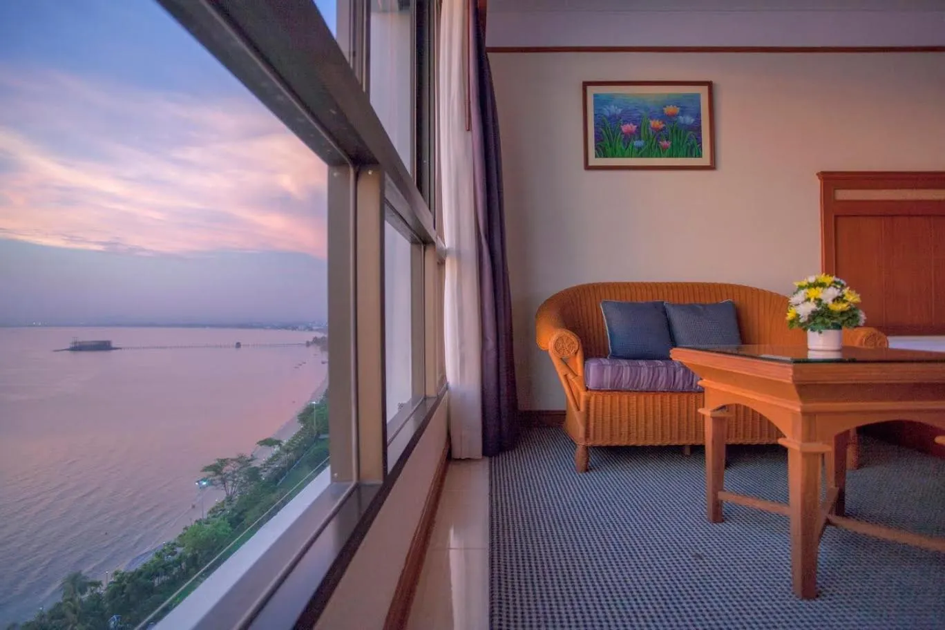 Living room in Cholchan Pattaya Beach Resort - SHA Extra Plus