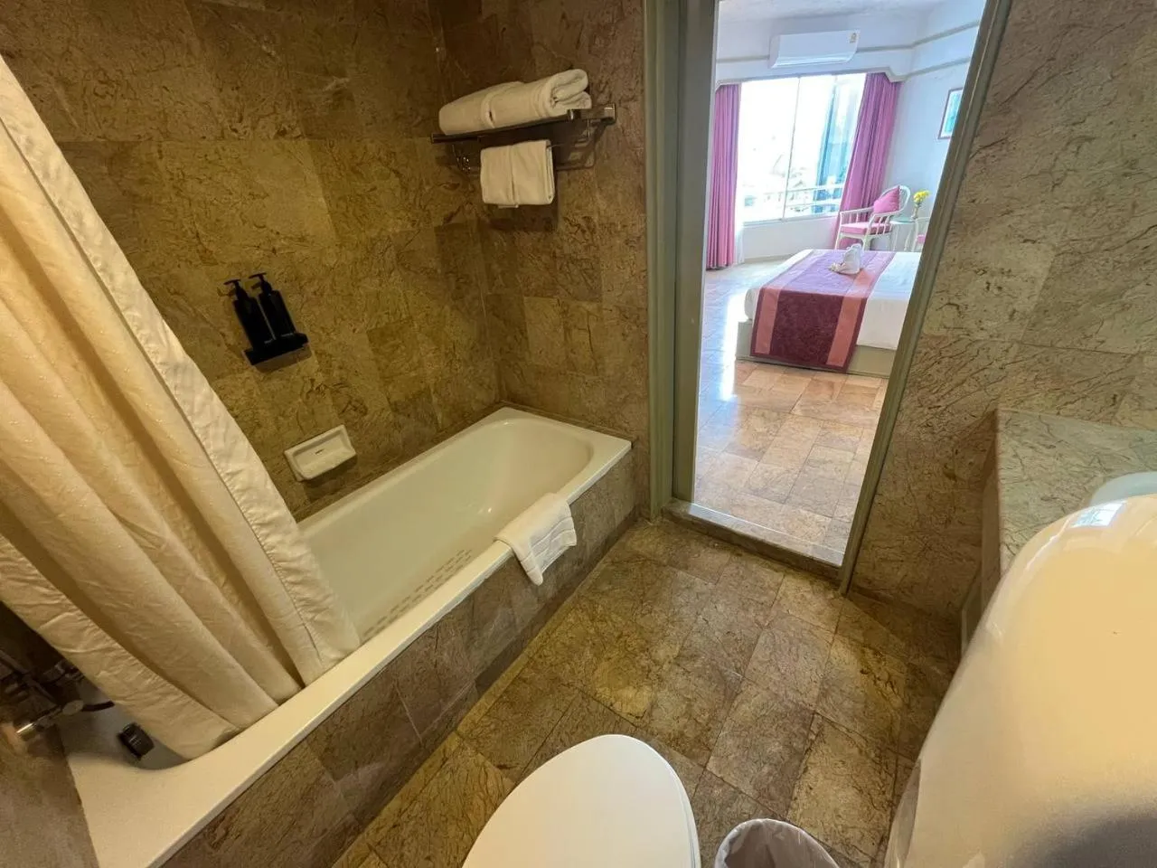 Cholchan Pattaya Beach Resort - SHA Extra Plus