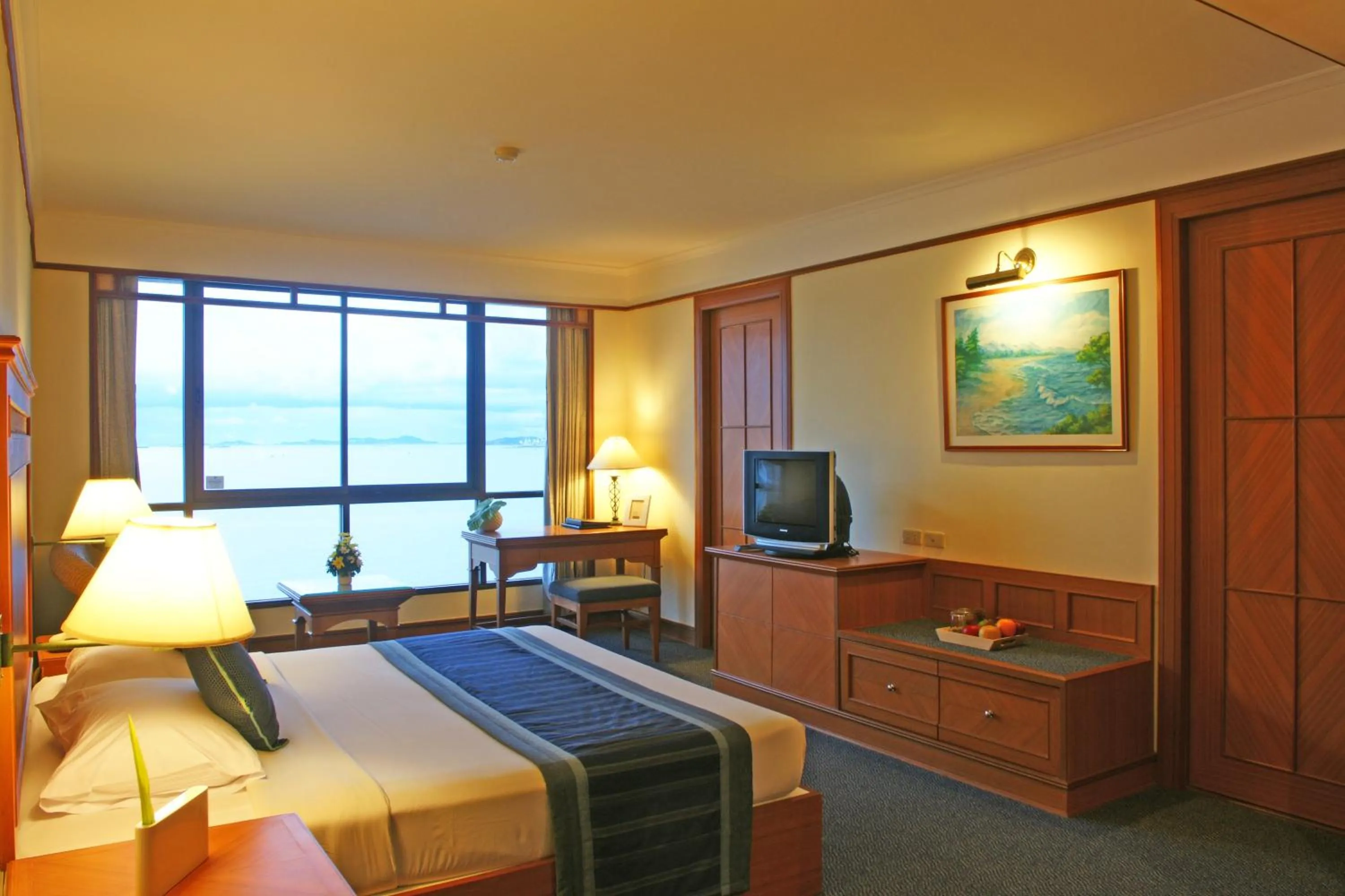 View (from property/room), Bed in Cholchan Pattaya Beach Resort - SHA Extra Plus