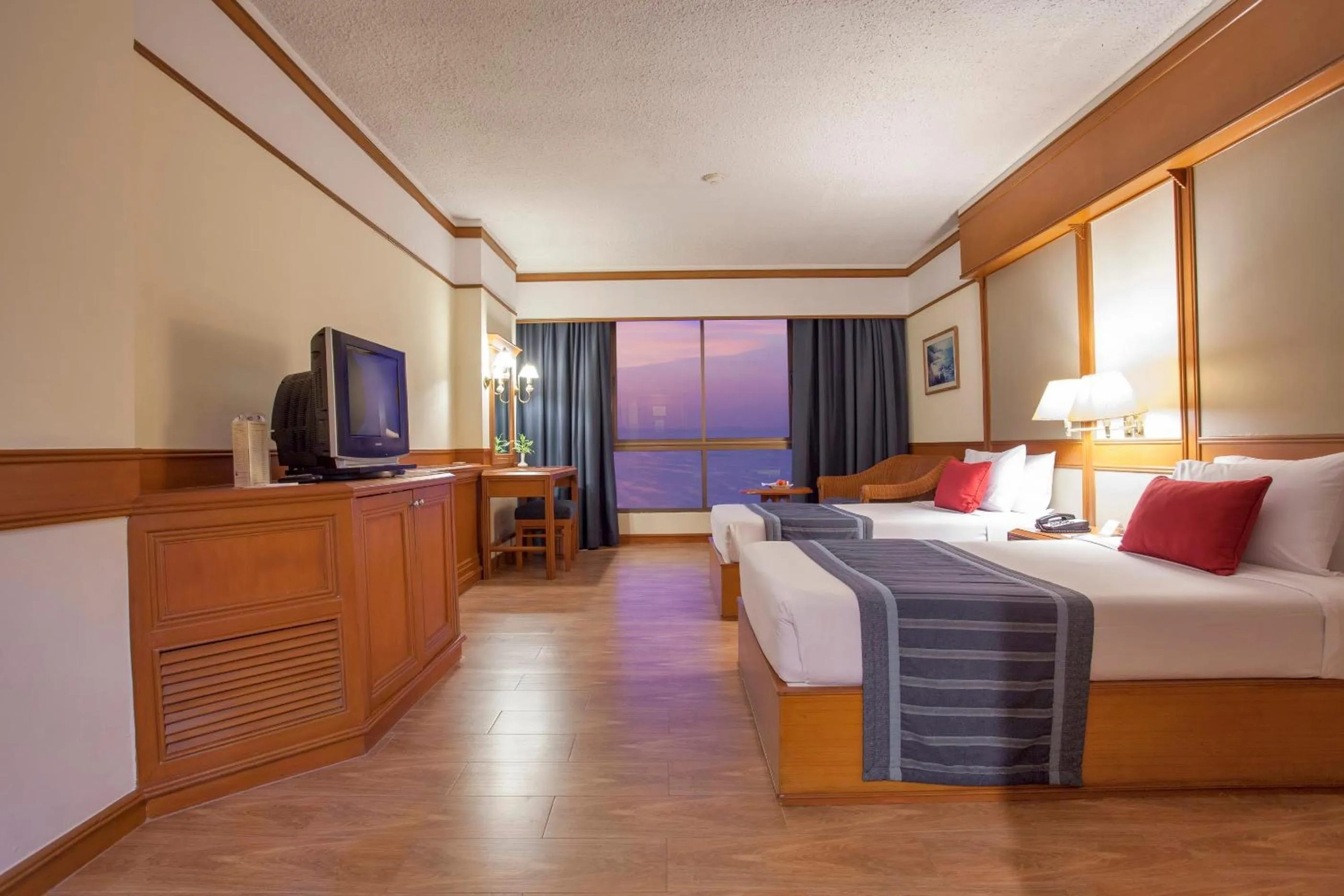 Photo of the whole room, Bed in Cholchan Pattaya Beach Resort - SHA Extra Plus