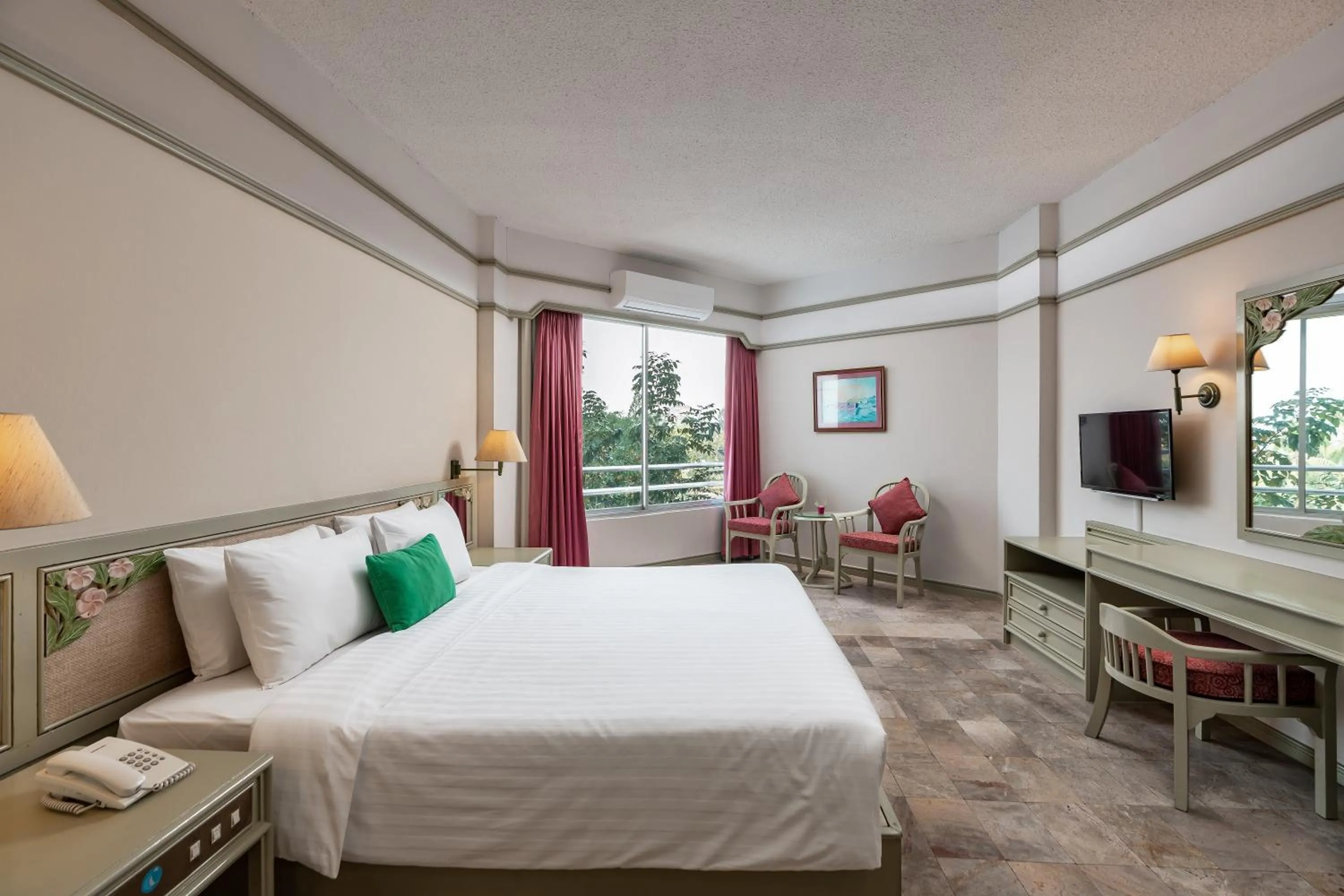 Bedroom, Bed in Cholchan Pattaya Beach Resort - SHA Extra Plus