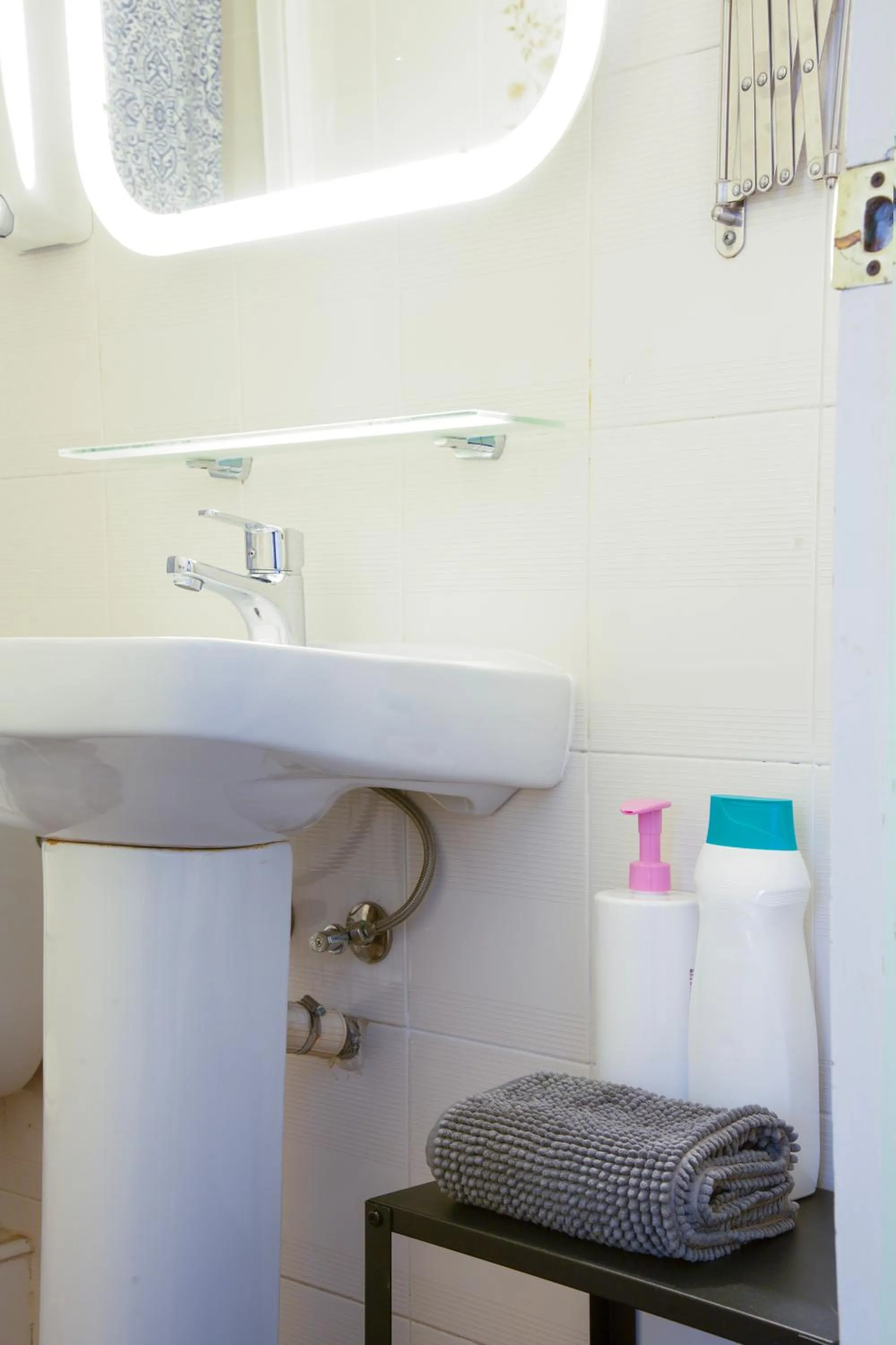 Barcelona City Street Hostal