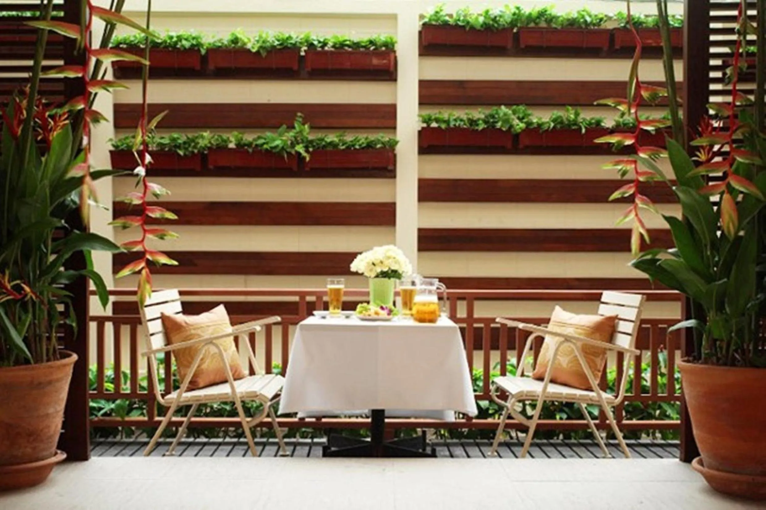 Restaurant/places to eat in Rose Hotel