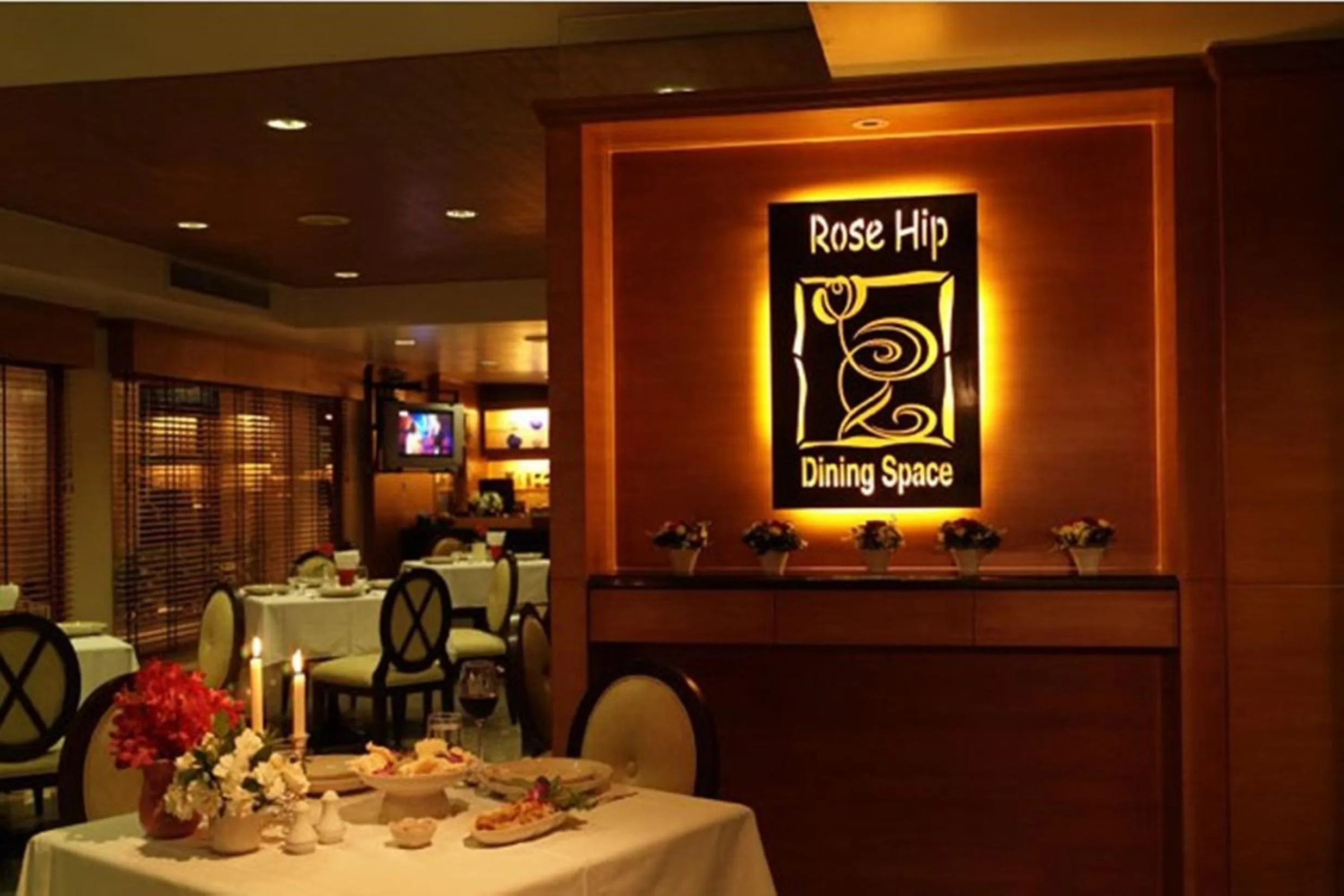 Restaurant/places to eat in Rose Hotel