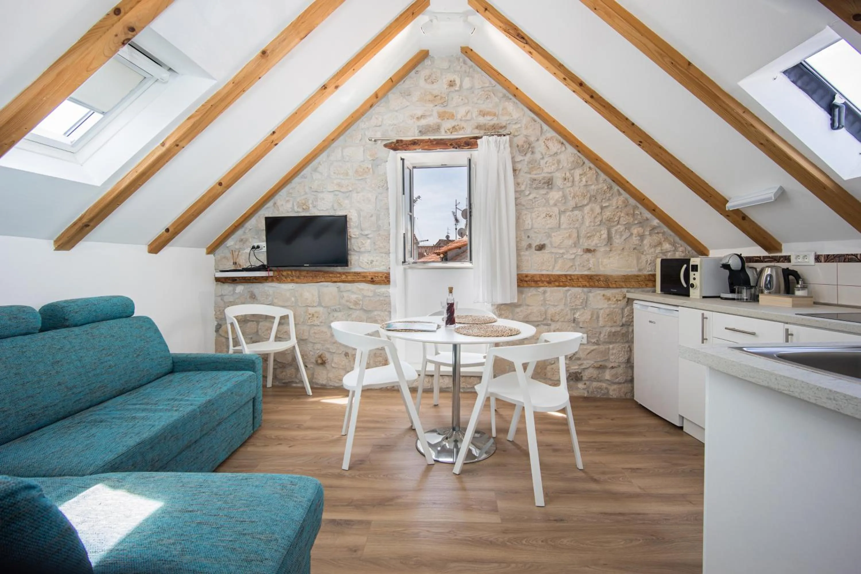 Photo of the whole room in Tragos Lemon Tree