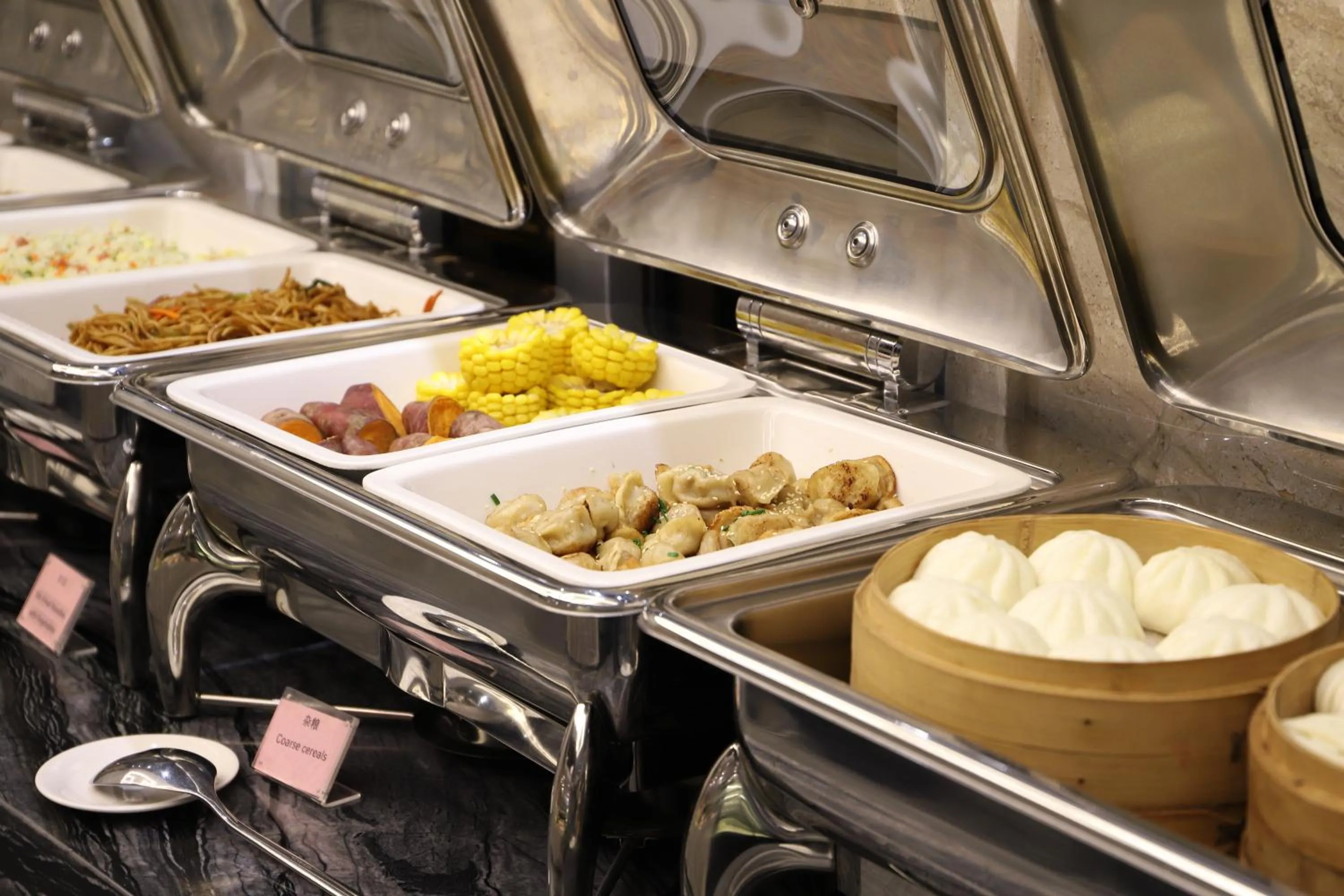 Buffet breakfast in Mengguo Hotel Pudong Airport