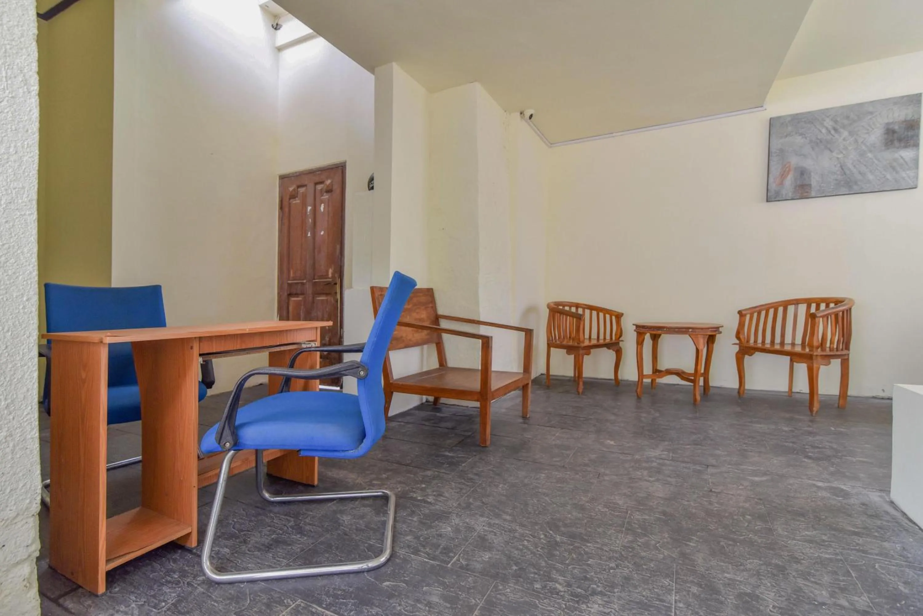 Seating area in RedDoorz Plus near Seminyak Square