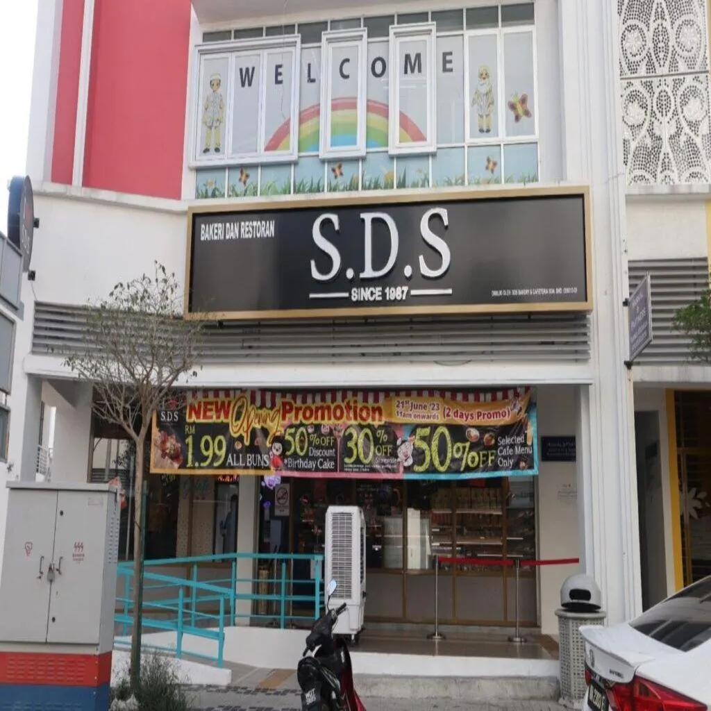 Restaurant/places to eat in Enclave Business Hotel