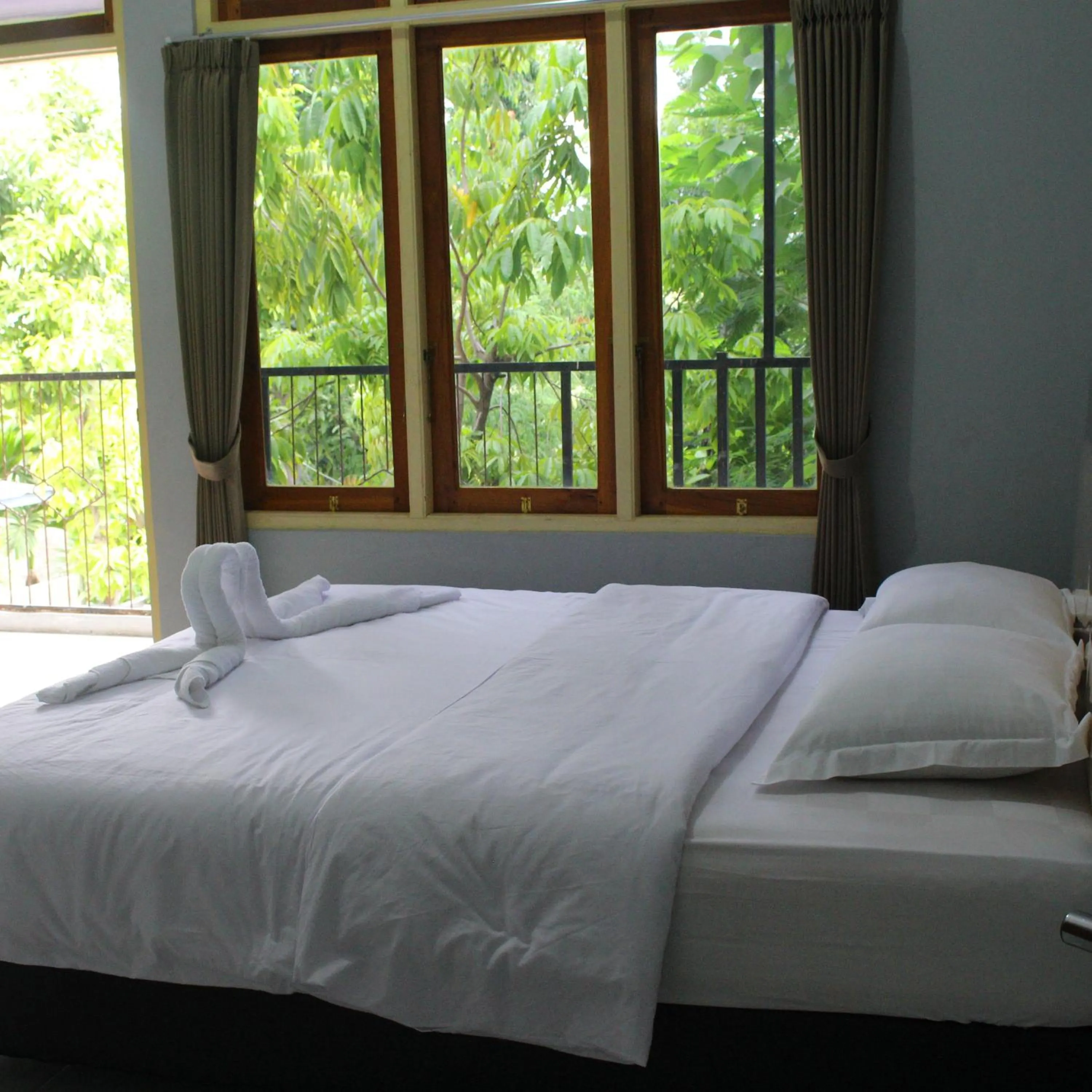 Photo of the whole room, Bed in Pondok Wisata dan Restoran Elim