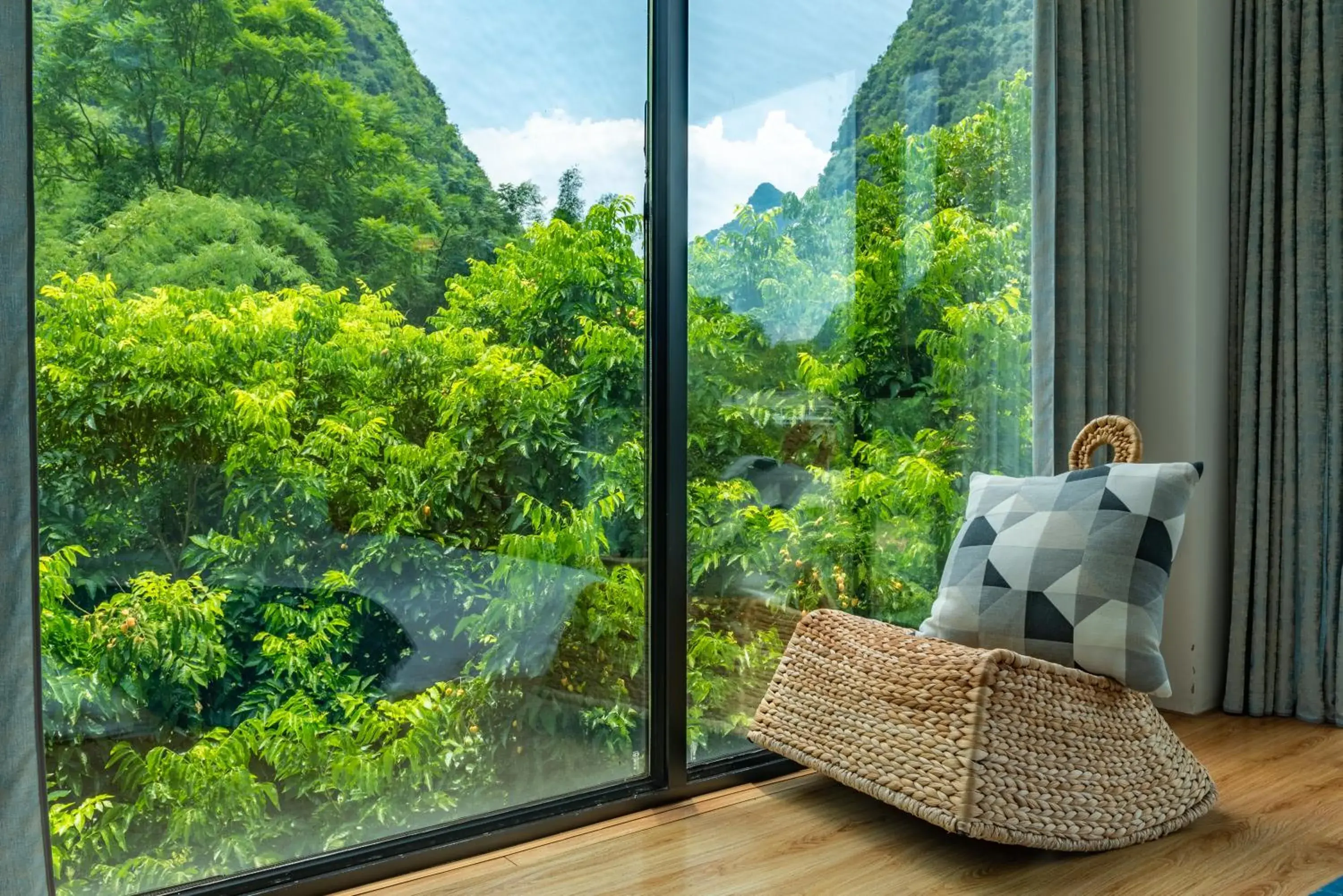 King Room with Garden View in Yangshuo Serene Cove Hotel King Room with Garden View in Yangshuo Serene Cove Hotel