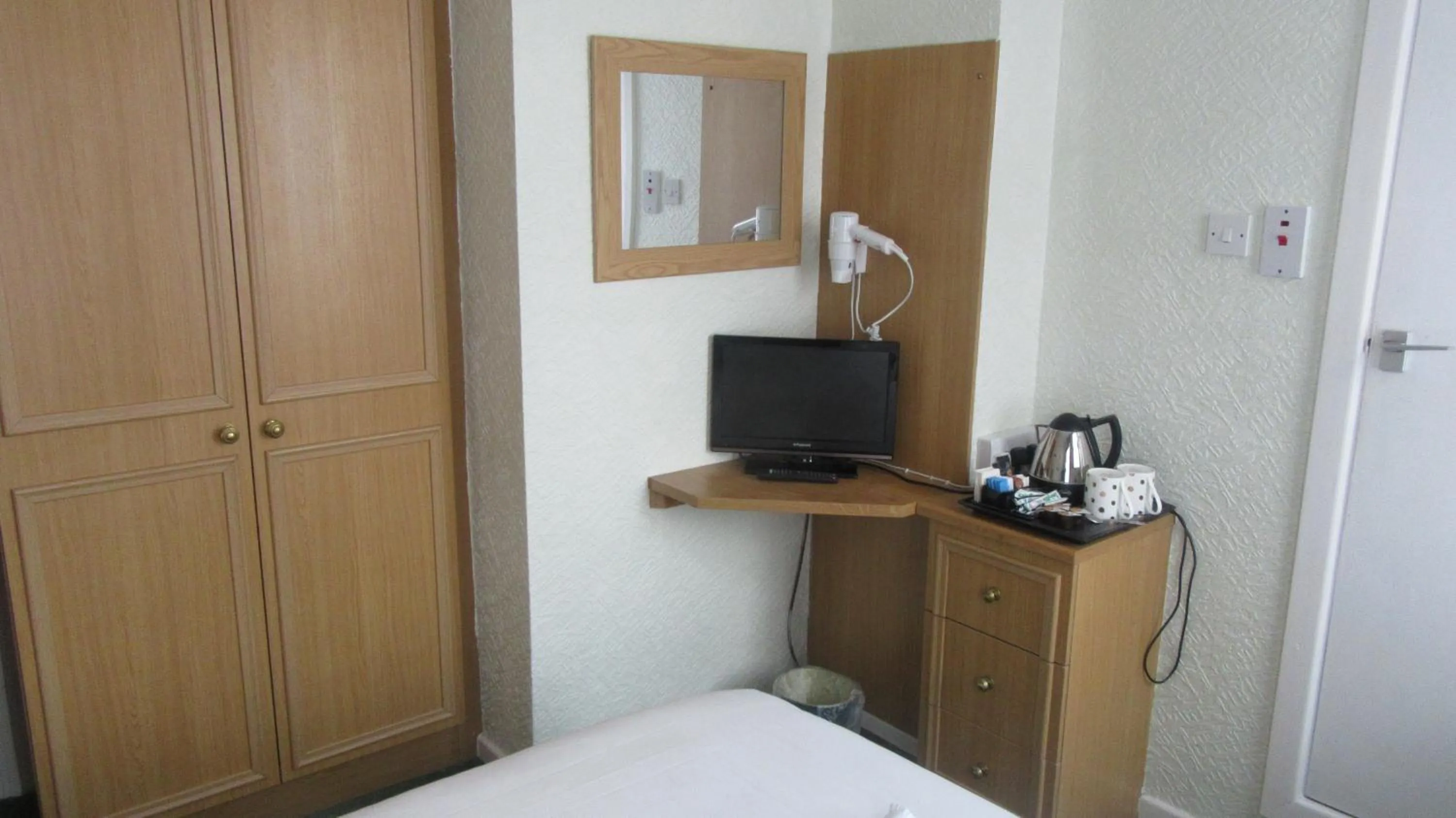 TV and multimedia, Bed in The Rowan Hotel