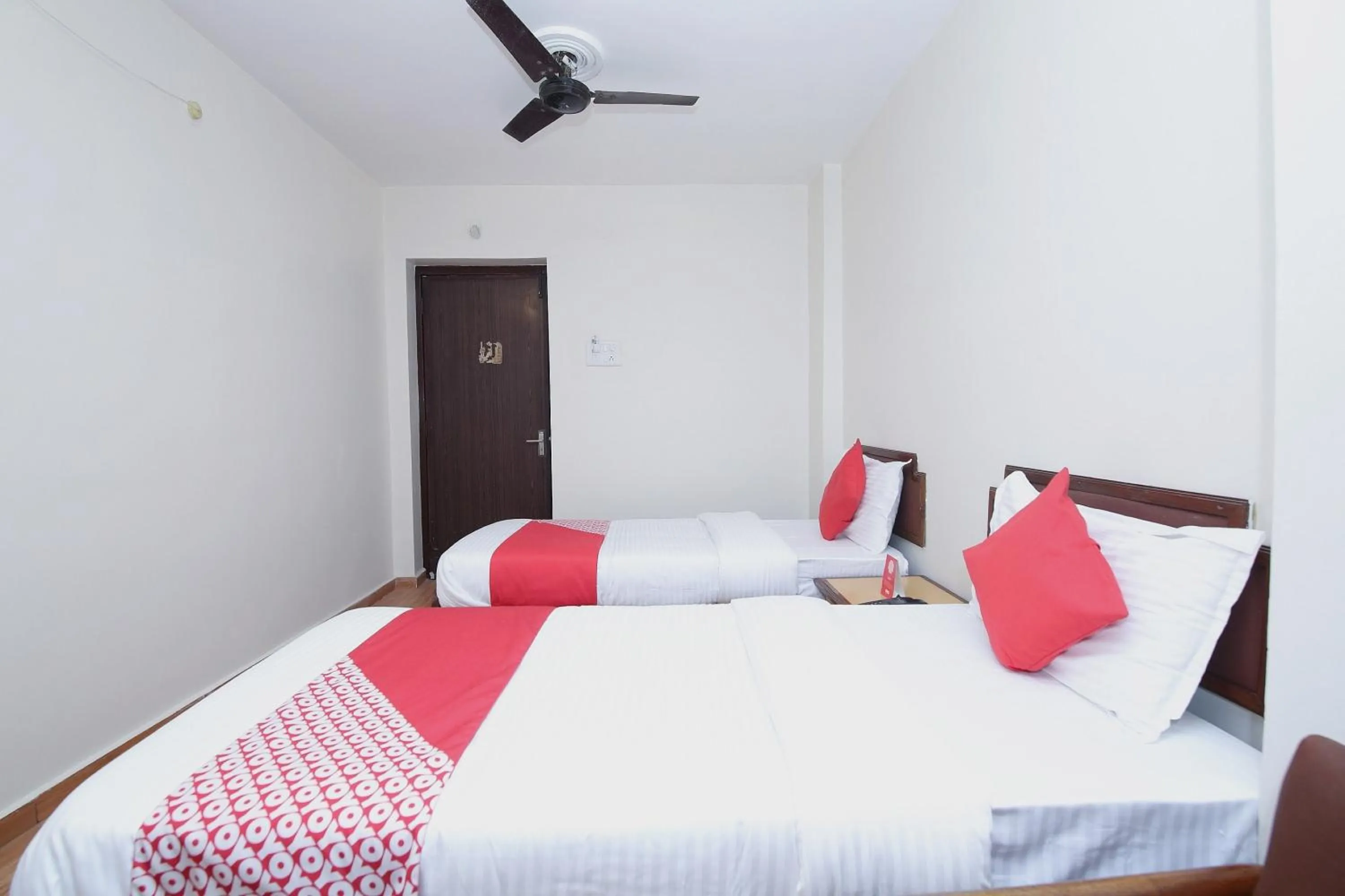 Bedroom, Bed in Capital O Kartik