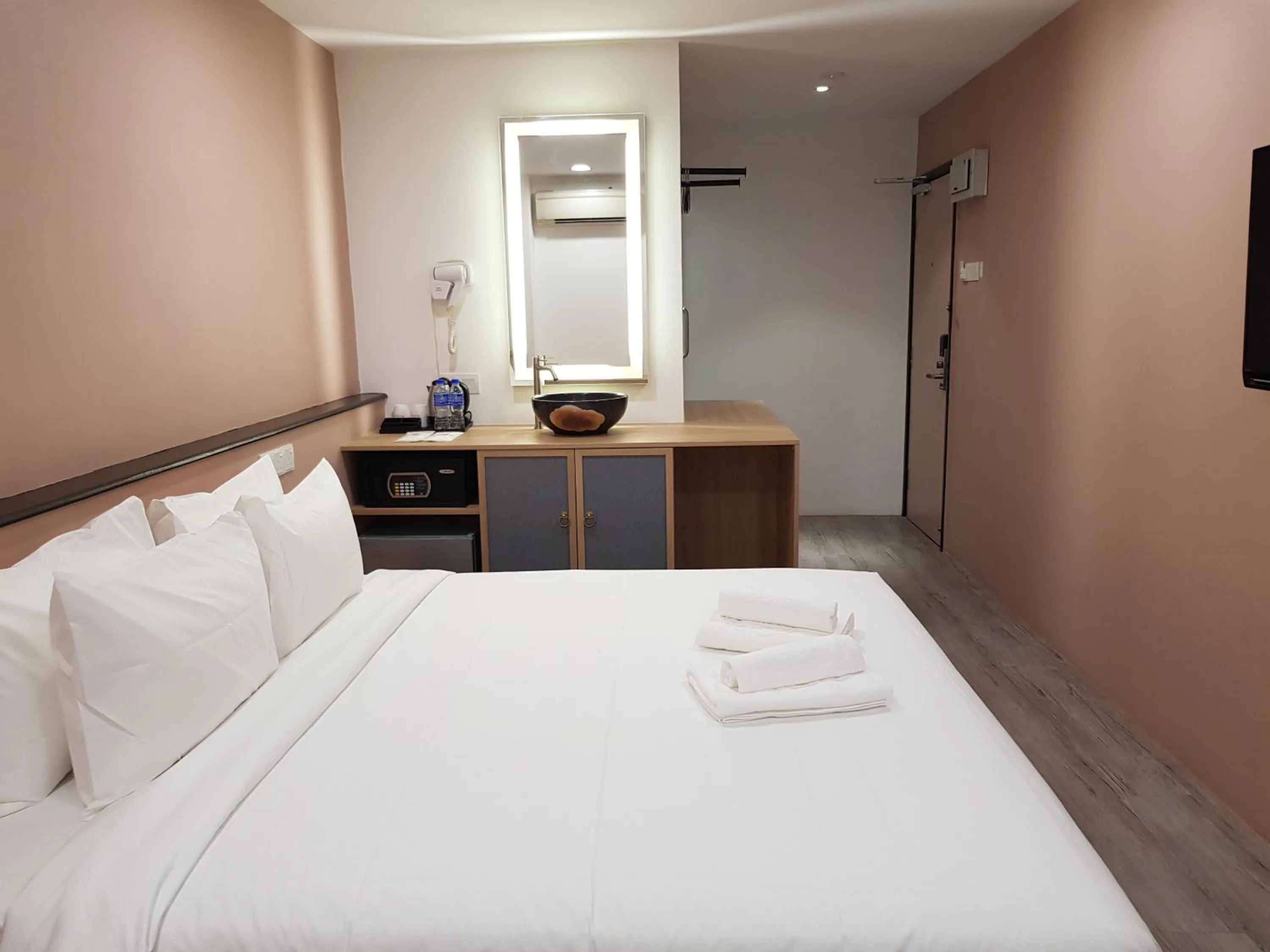 Photo of the whole room, Bed in Bloommaze Boutique Hotel Klang