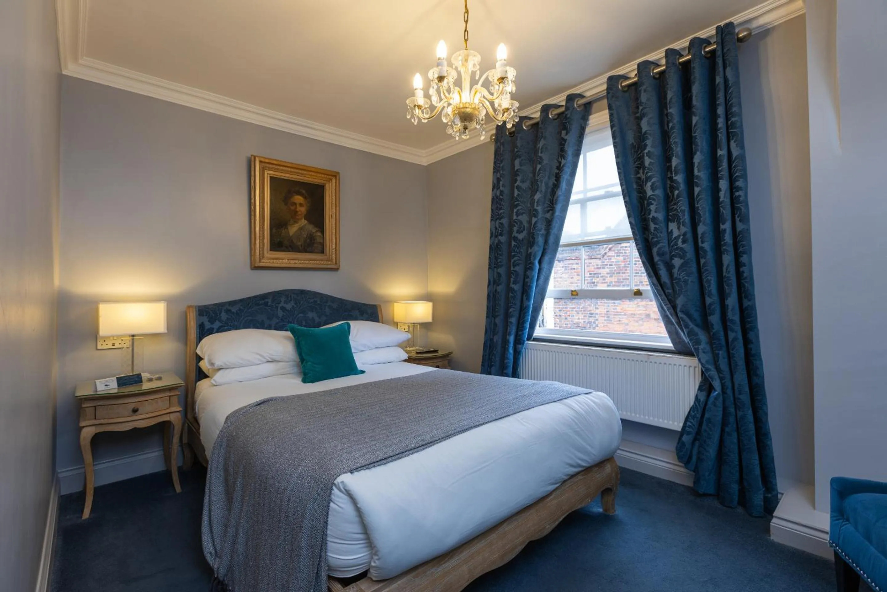 Bedroom, Bed in Blue Boar Hotel