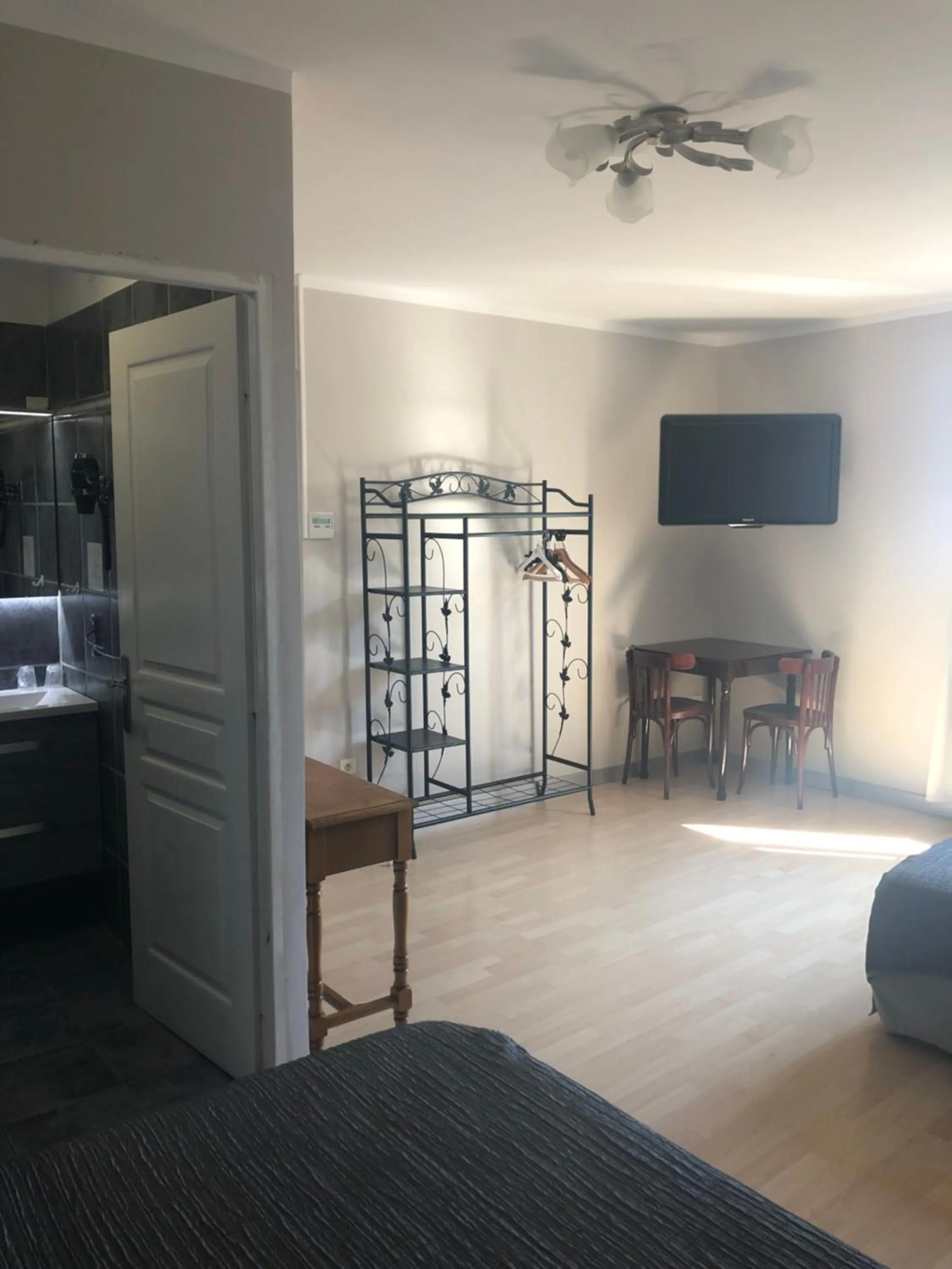 Bed in Hôtel Le Lys d'Or