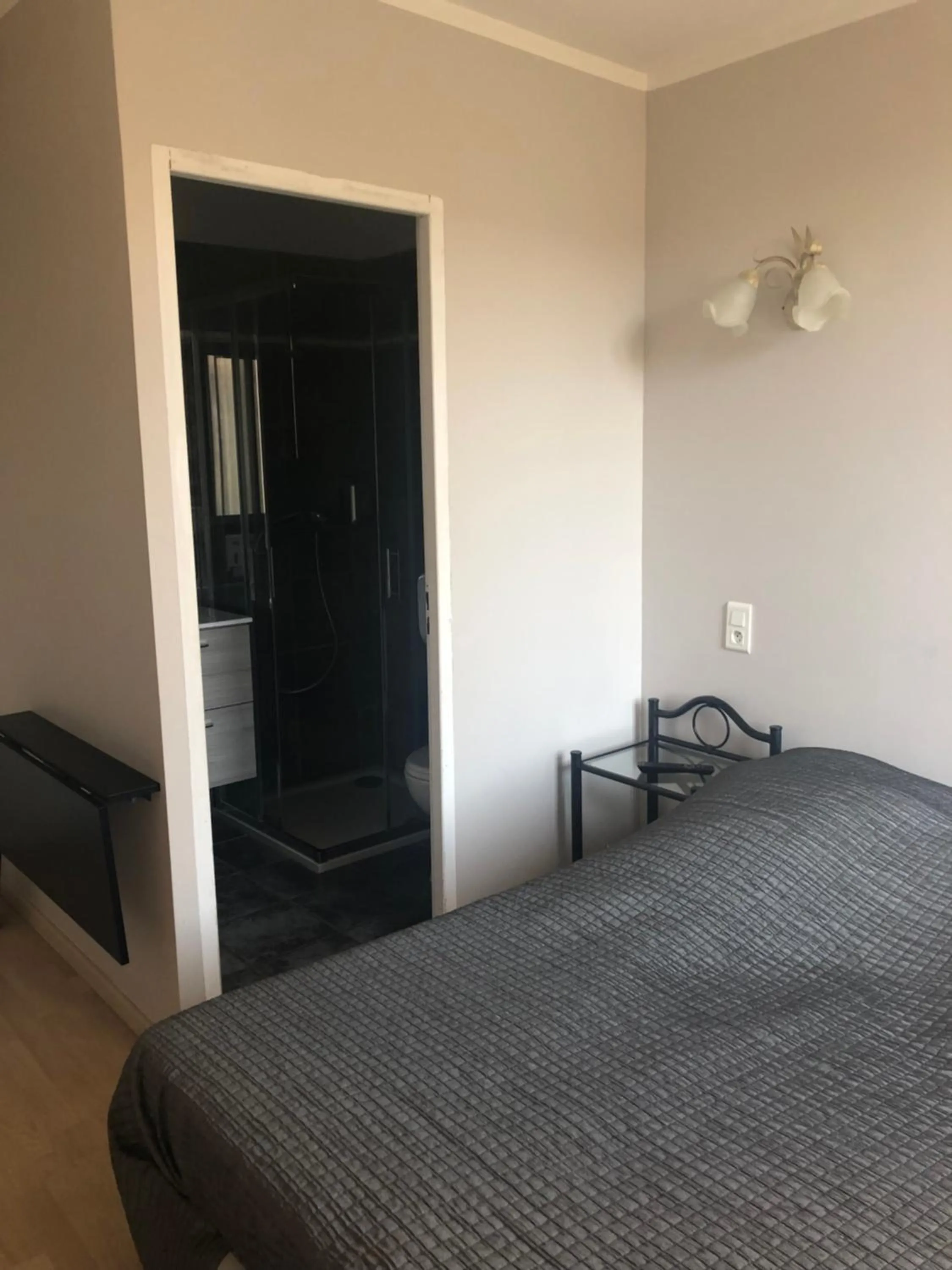 Bed in Hôtel Le Lys d'Or