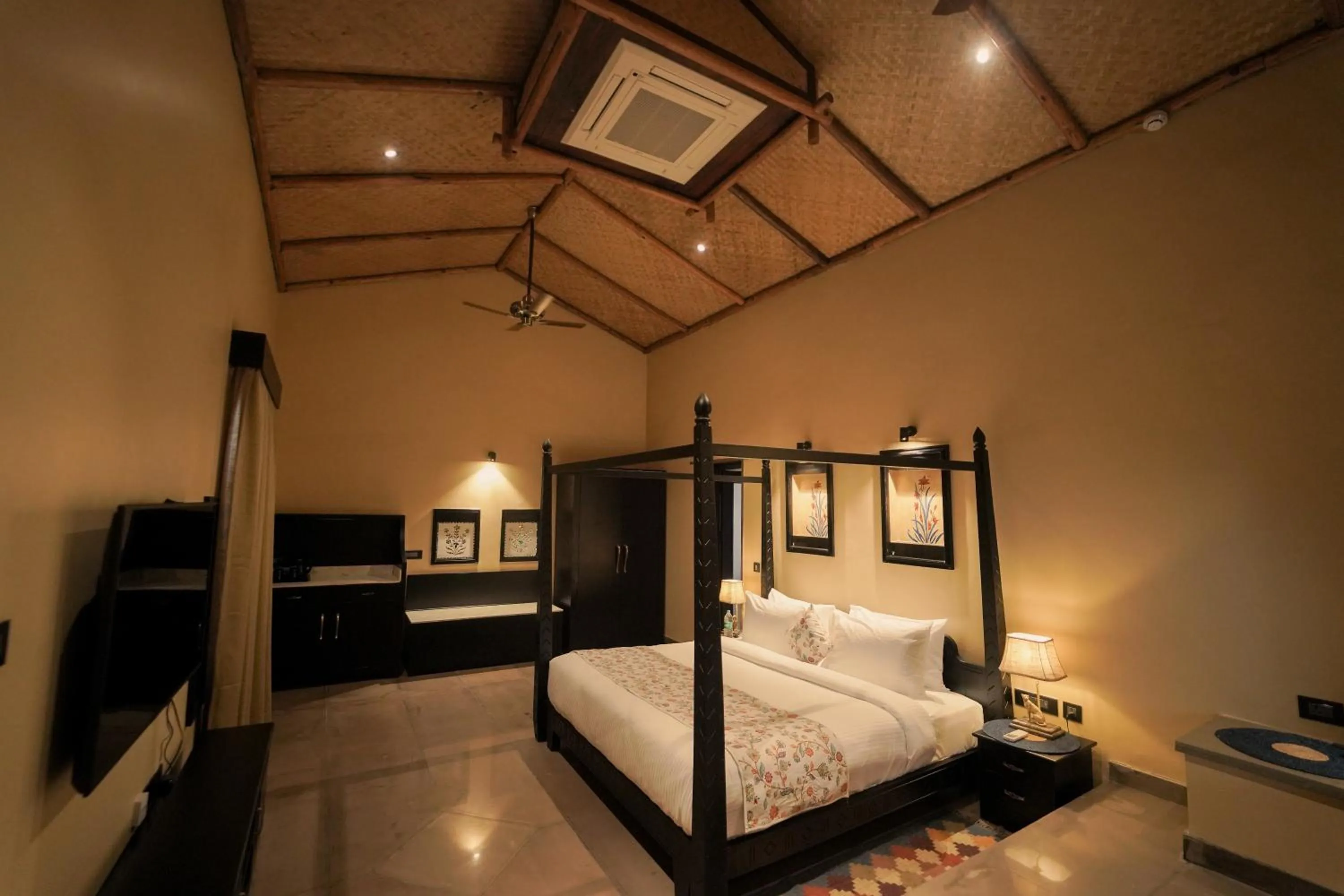 Bed in AamaGhati Wildlife Resort, Ranthambore