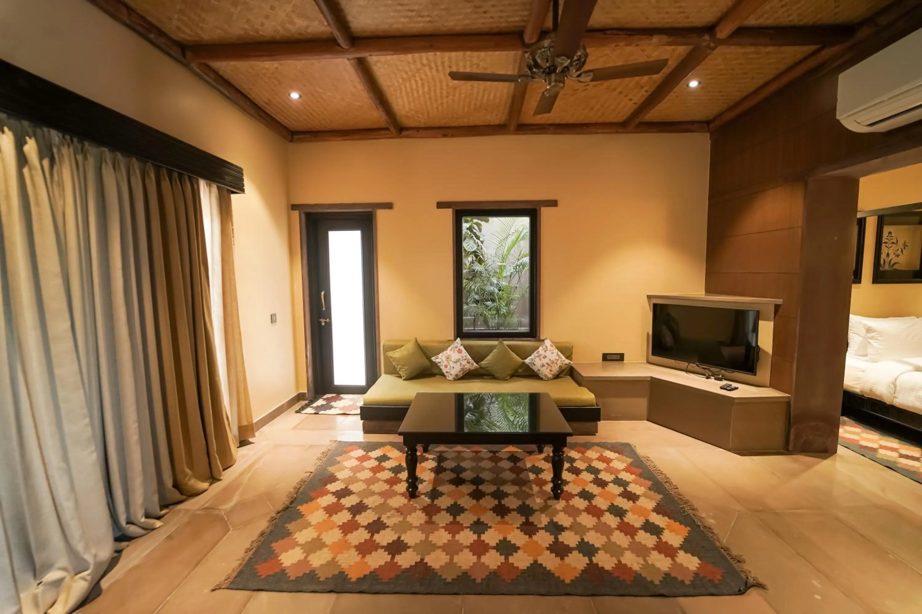 Communal lounge/ TV room, Bed in AamaGhati Wildlife Resort, Ranthambore
