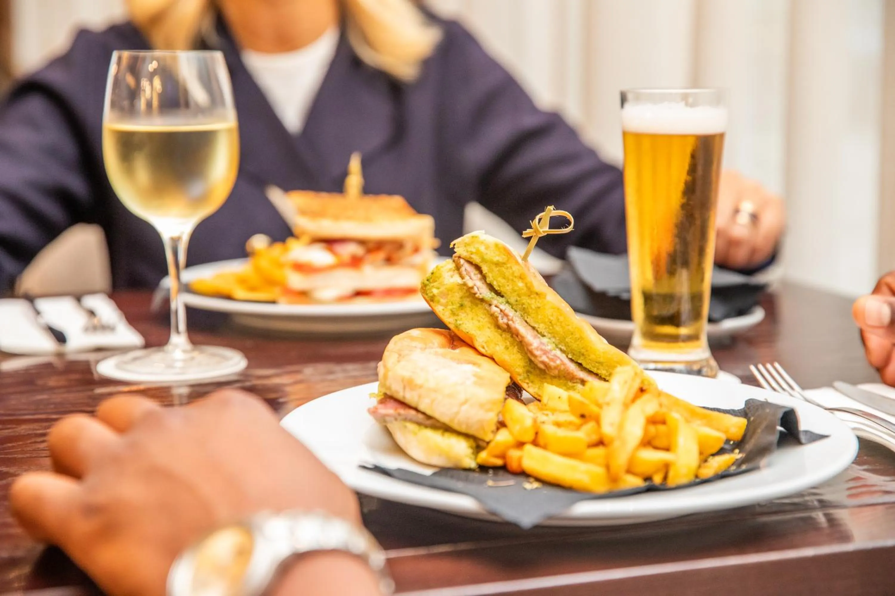 Restaurant/places to eat in VIP Executive Picoas Hotel