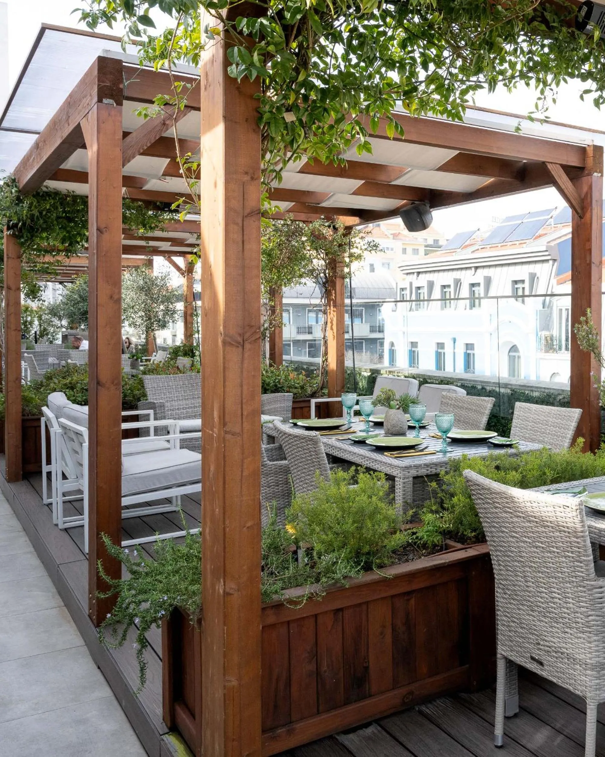 Restaurant/places to eat in VIP Executive Picoas Hotel