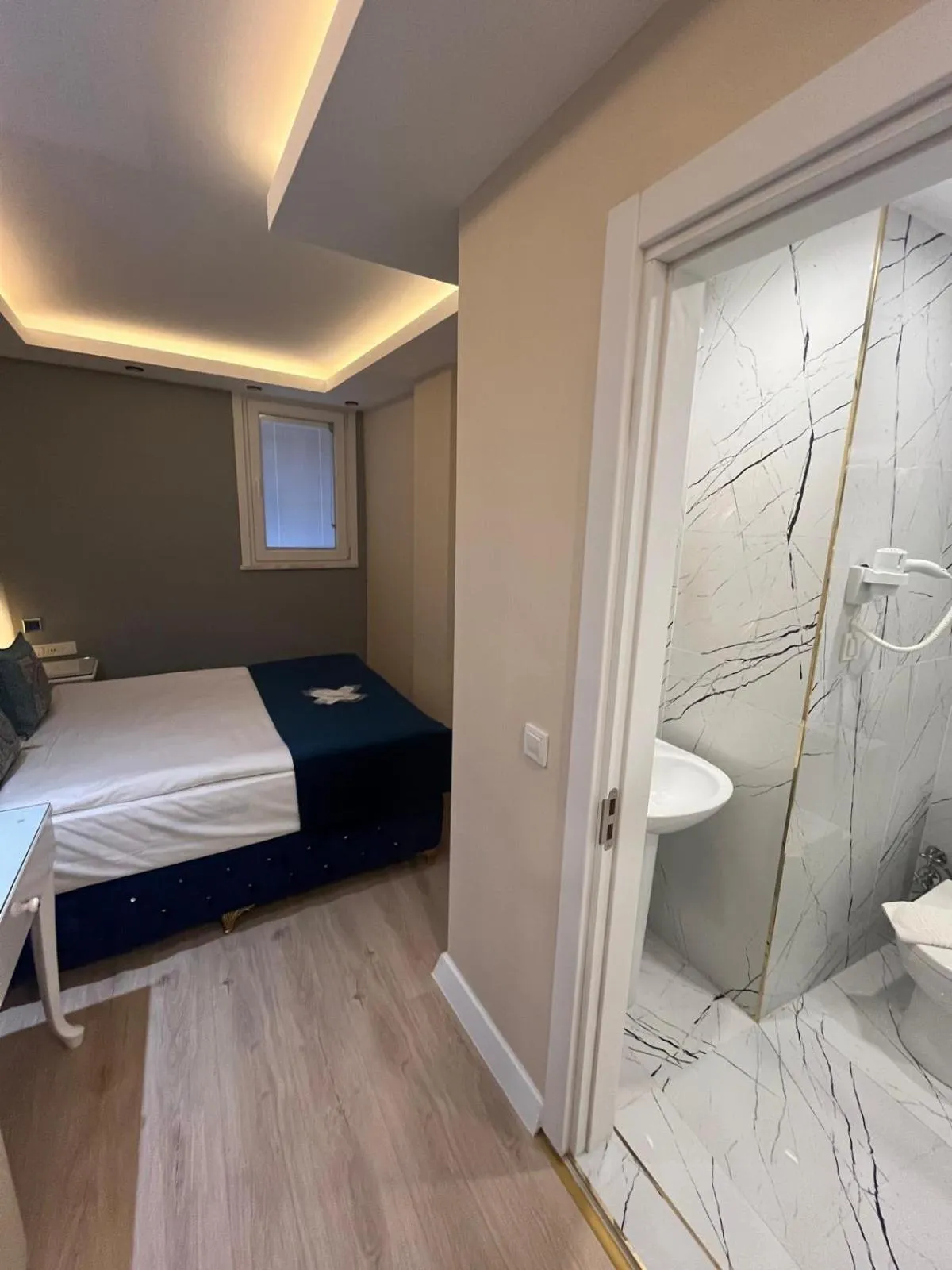 Shower, Bed in Hotel Barbarosa