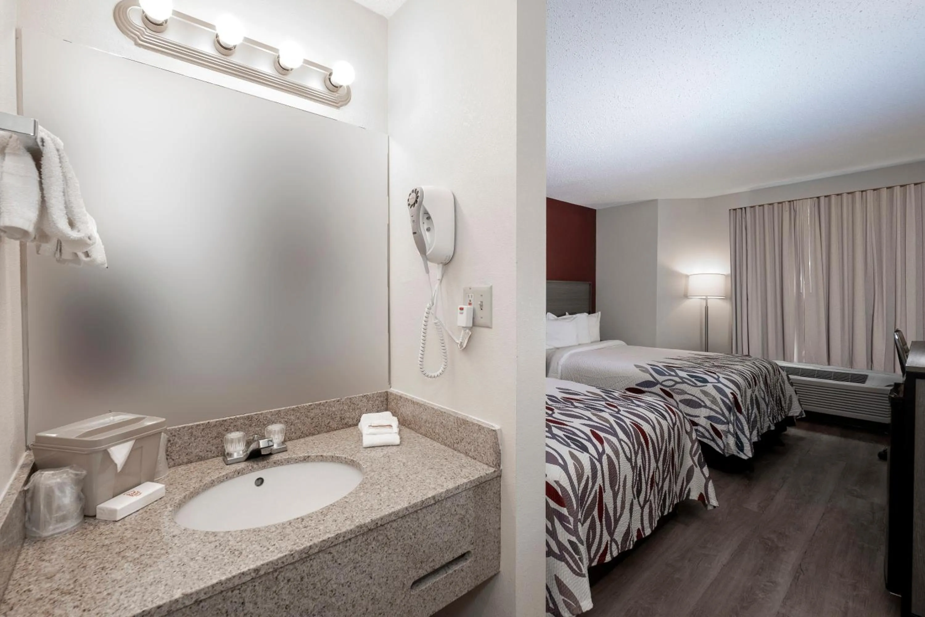 Bathroom, Bed in Red Roof Inn Clifton Park