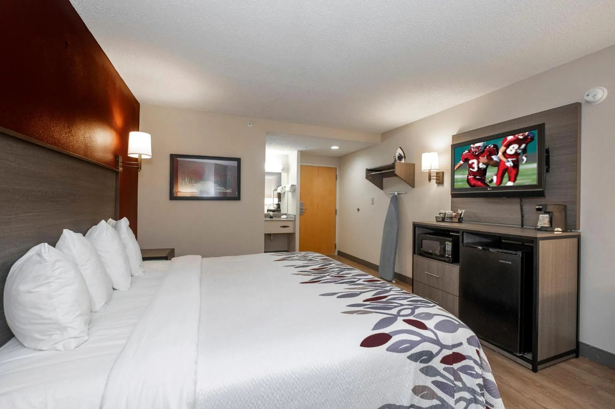 Bedroom, Bed in Red Roof Inn Clifton Park