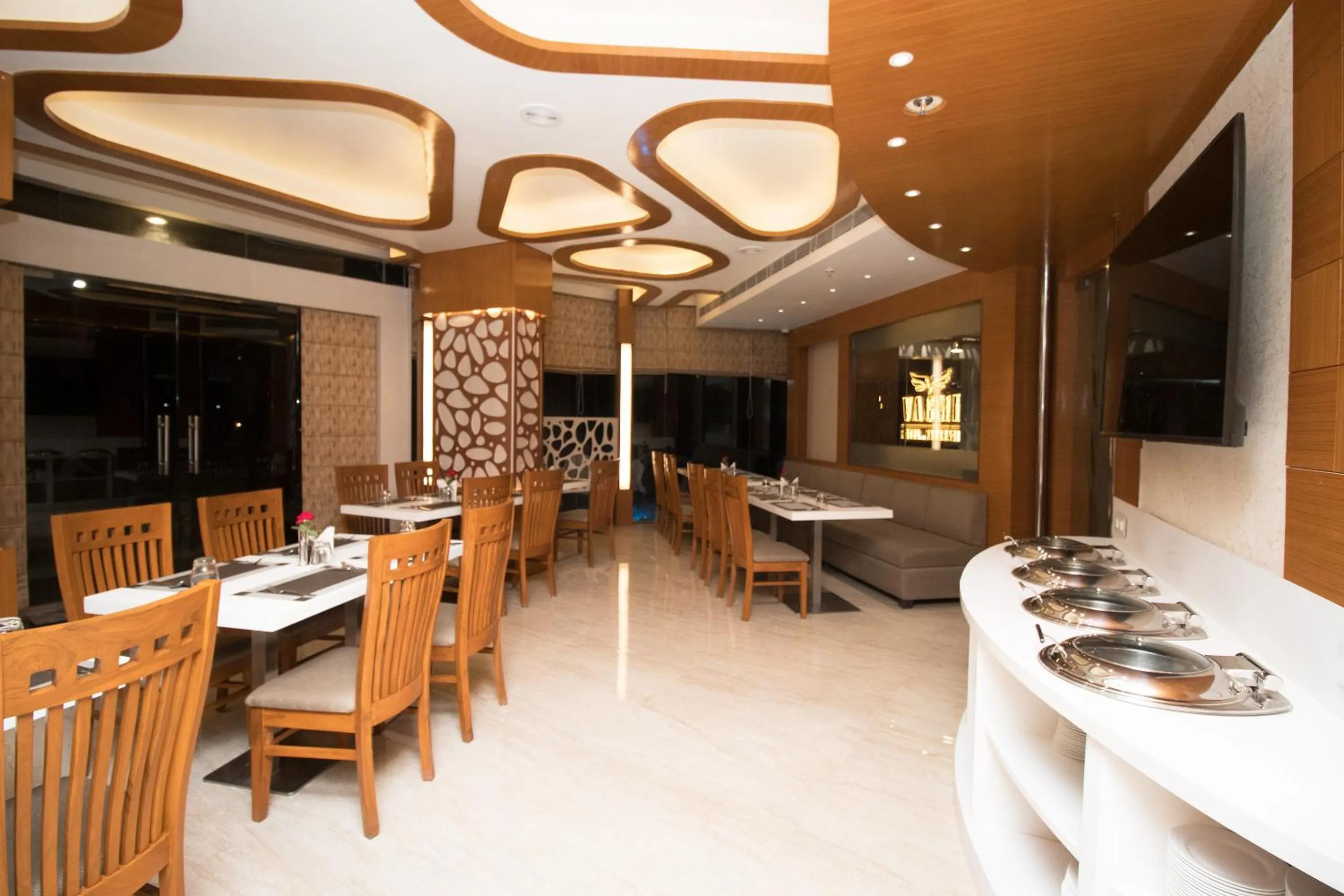 Restaurant/places to eat in Hotel Vagmi