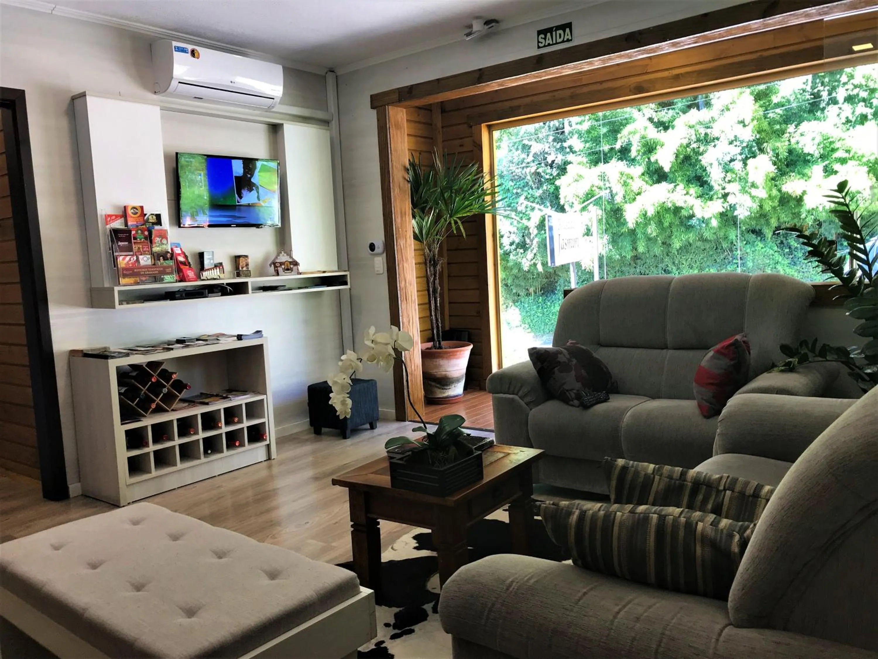 Communal lounge/ TV room in Pousada Jasmim