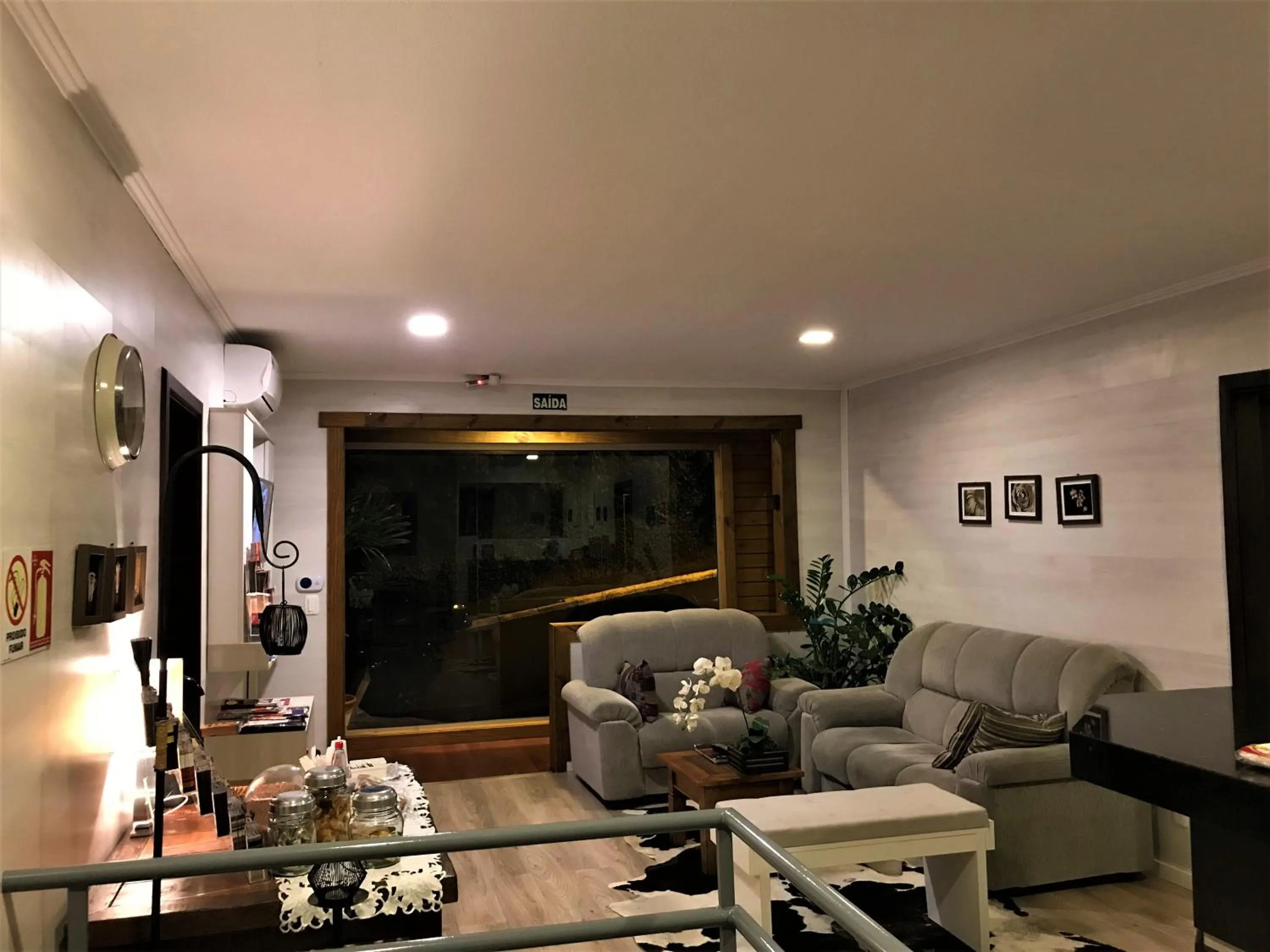 Communal lounge/ TV room in Pousada Jasmim