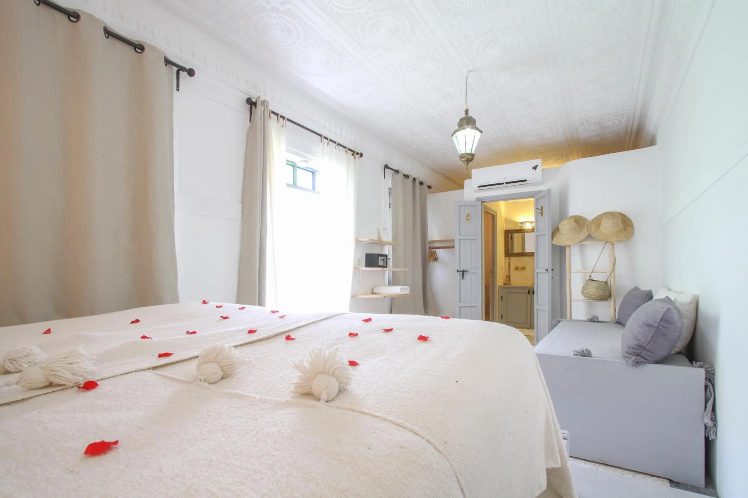 Photo of the whole room, Bed in Riad Chamali