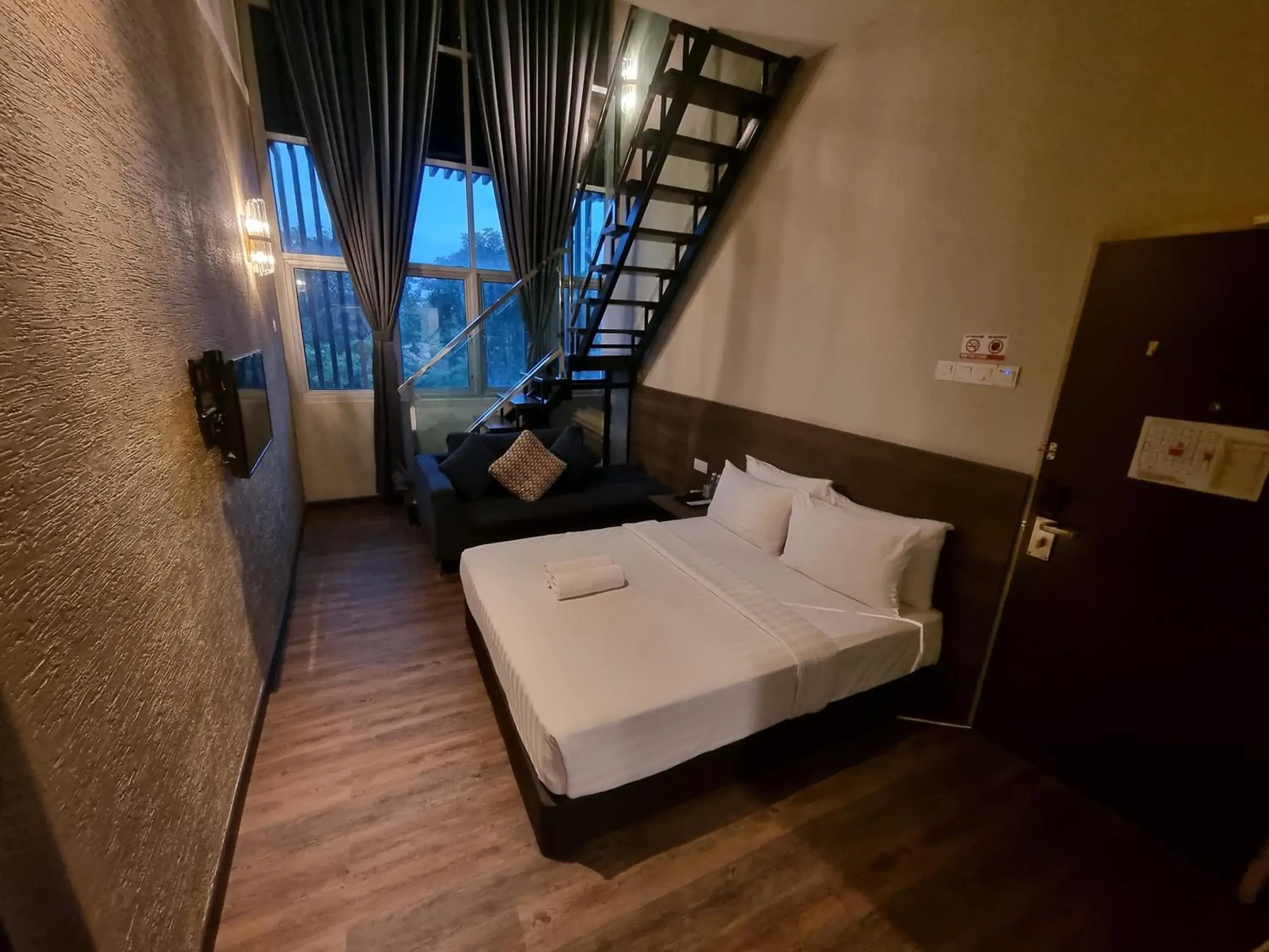 Family Room with Window ( 1 King + 1 Queen) in MIICO Hotel @ Mount Austin Family Room with Window ( 1 King + 1 Queen) in MIICO Hotel @ Mount Austin