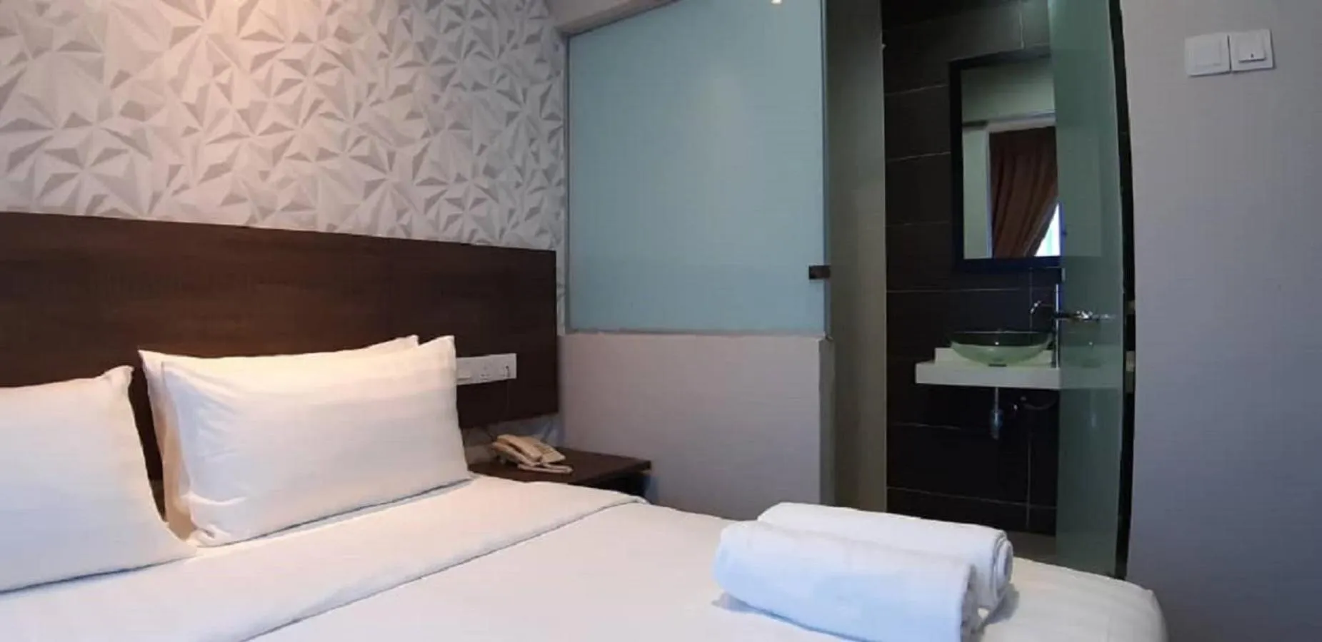 Bathroom, Bed in MIICO Hotel @ Mount Austin