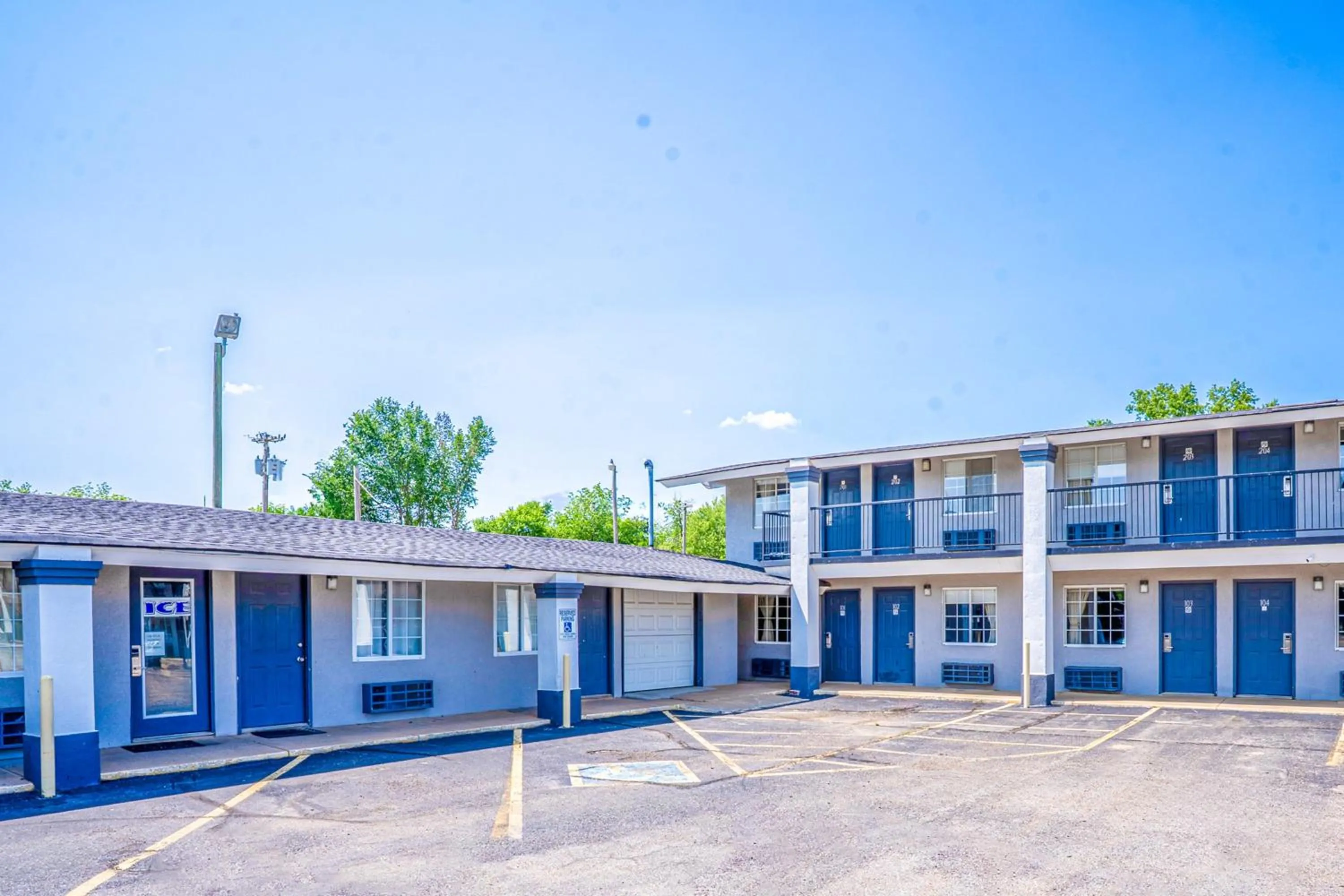 Property building in Deluxe Inn & Suites By OYO Miami OK