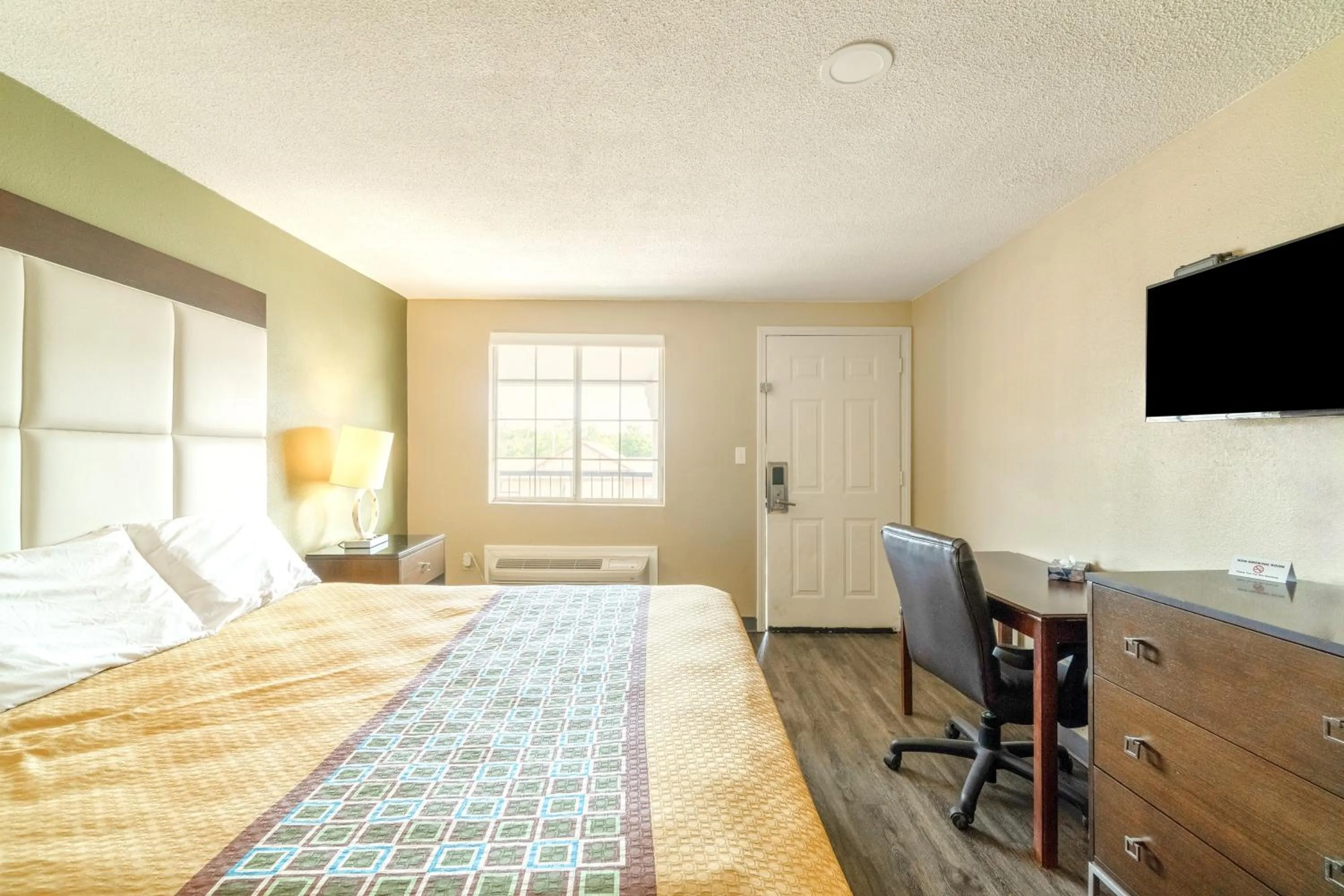 Bedroom in Deluxe Inn & Suites By OYO Miami OK