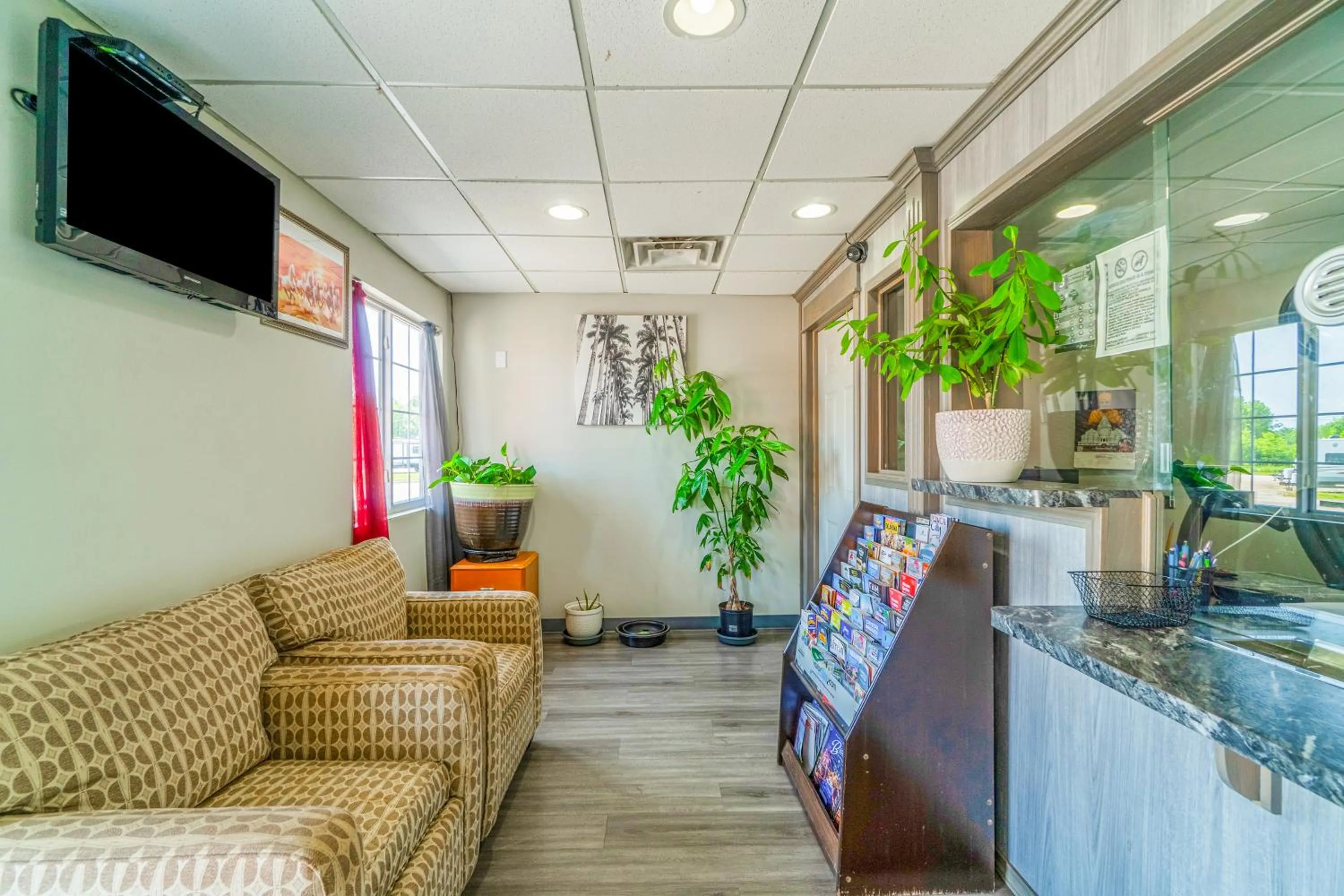 Lobby or reception in Deluxe Inn & Suites By OYO Miami OK