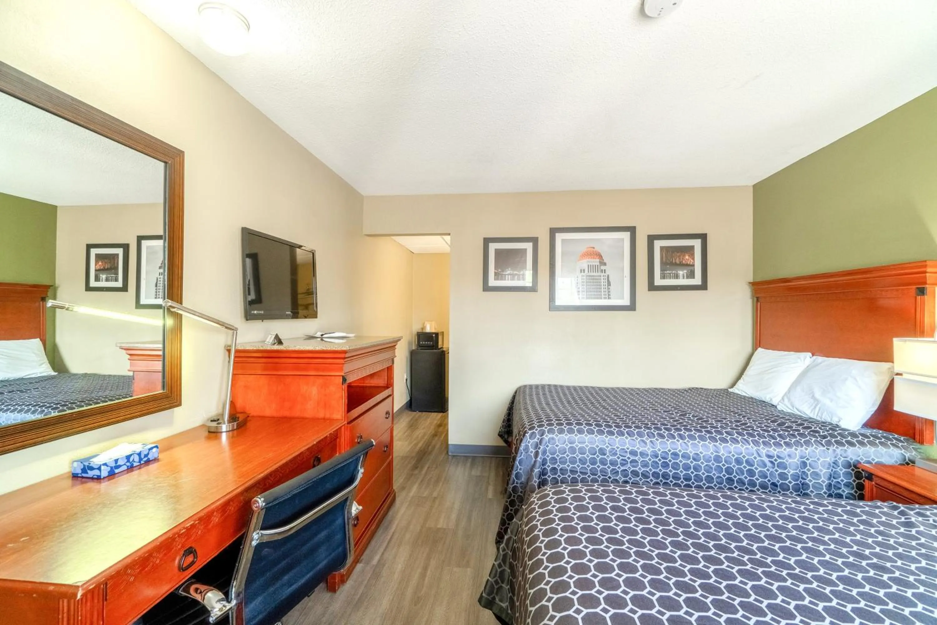 Bedroom in Deluxe Inn & Suites By OYO Miami OK